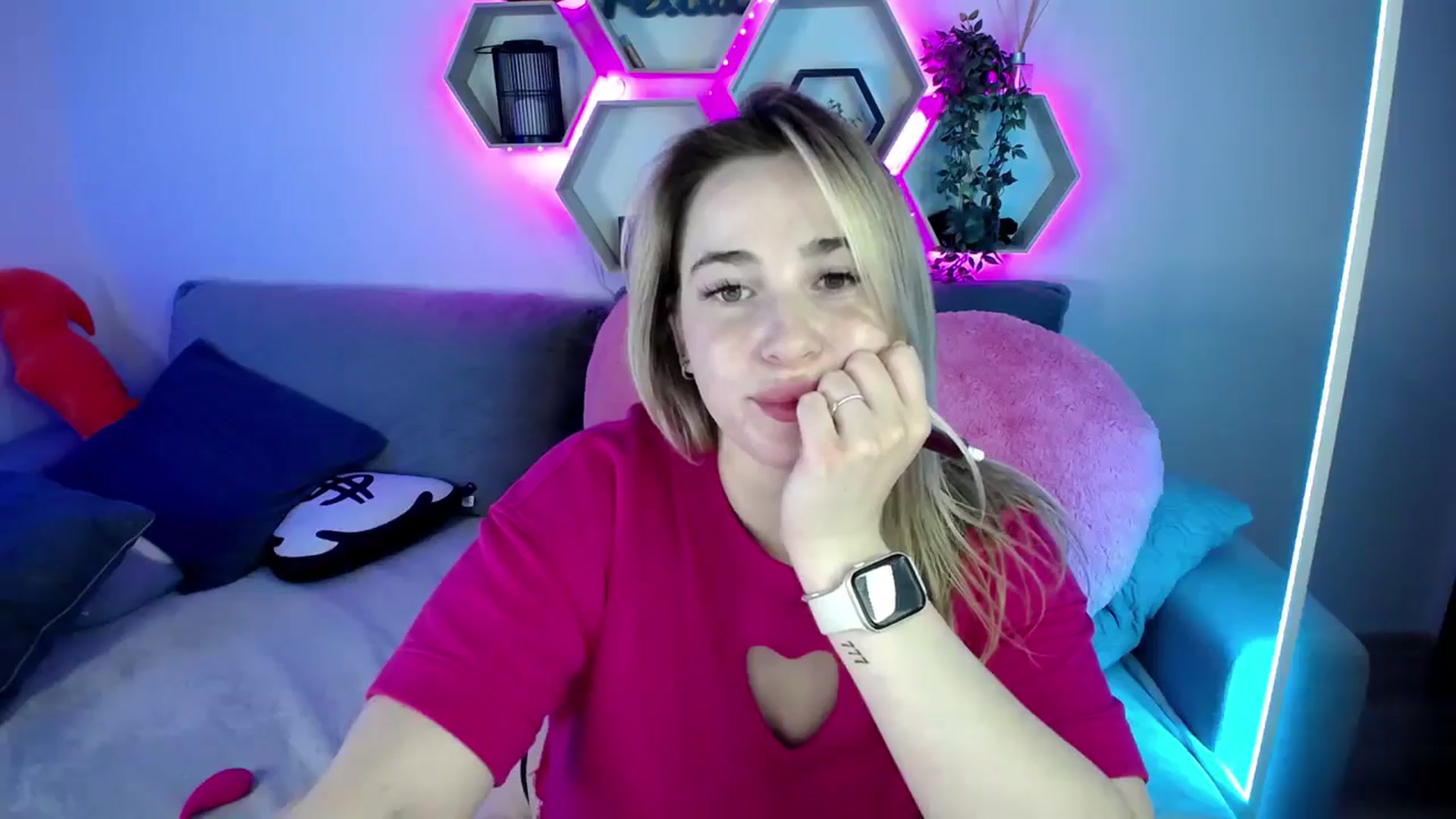 Gallery image thumbnail from SabrinaViolet's myfreecams stream on, 07/25/2025, 11:25 image 14 of 20