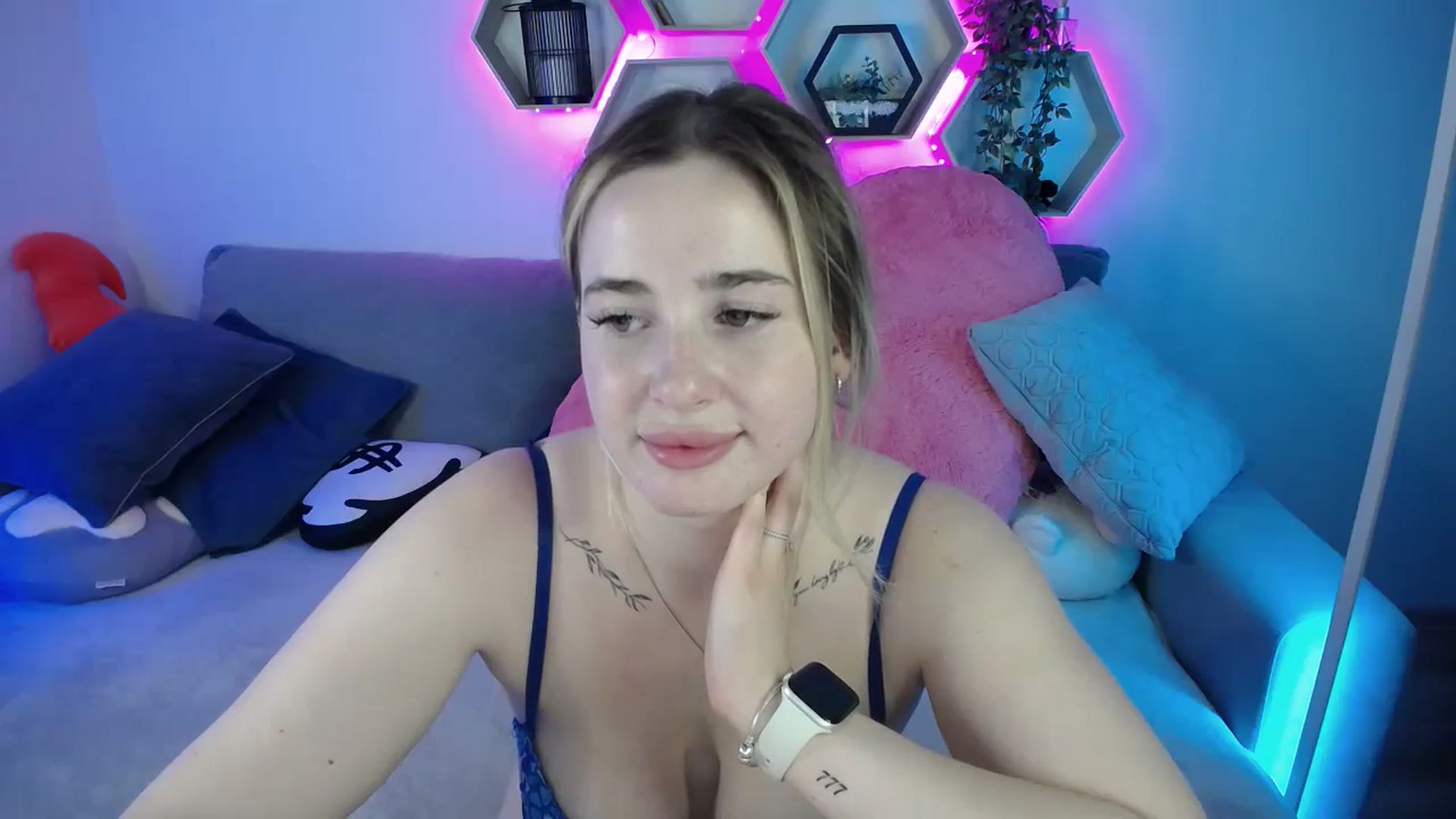 Gallery image thumbnail from SabrinaViolet's myfreecams stream on, 07/27/2025, 13:56 image 13 of 20