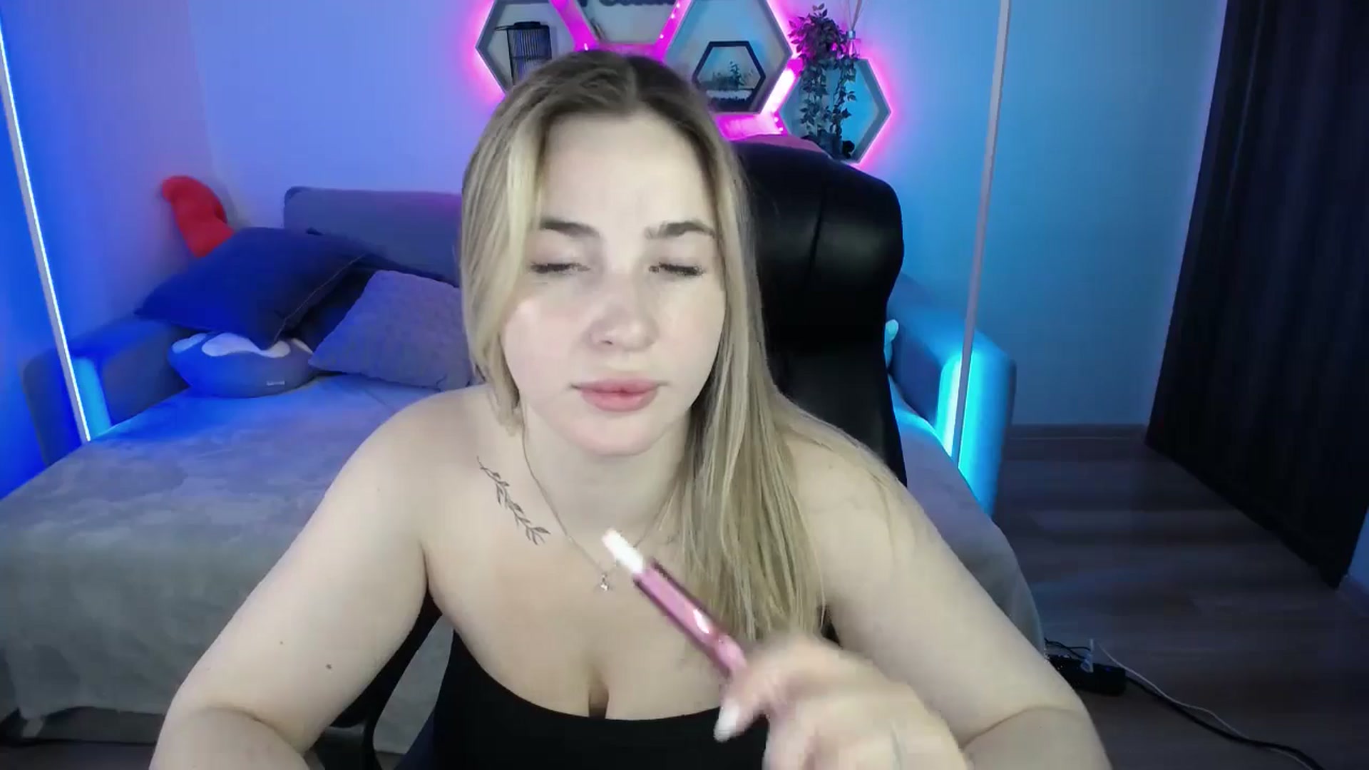 Gallery image thumbnail from SabrinaViolet's myfreecams stream on, 07/28/2025, 09:32 image 2 of 20