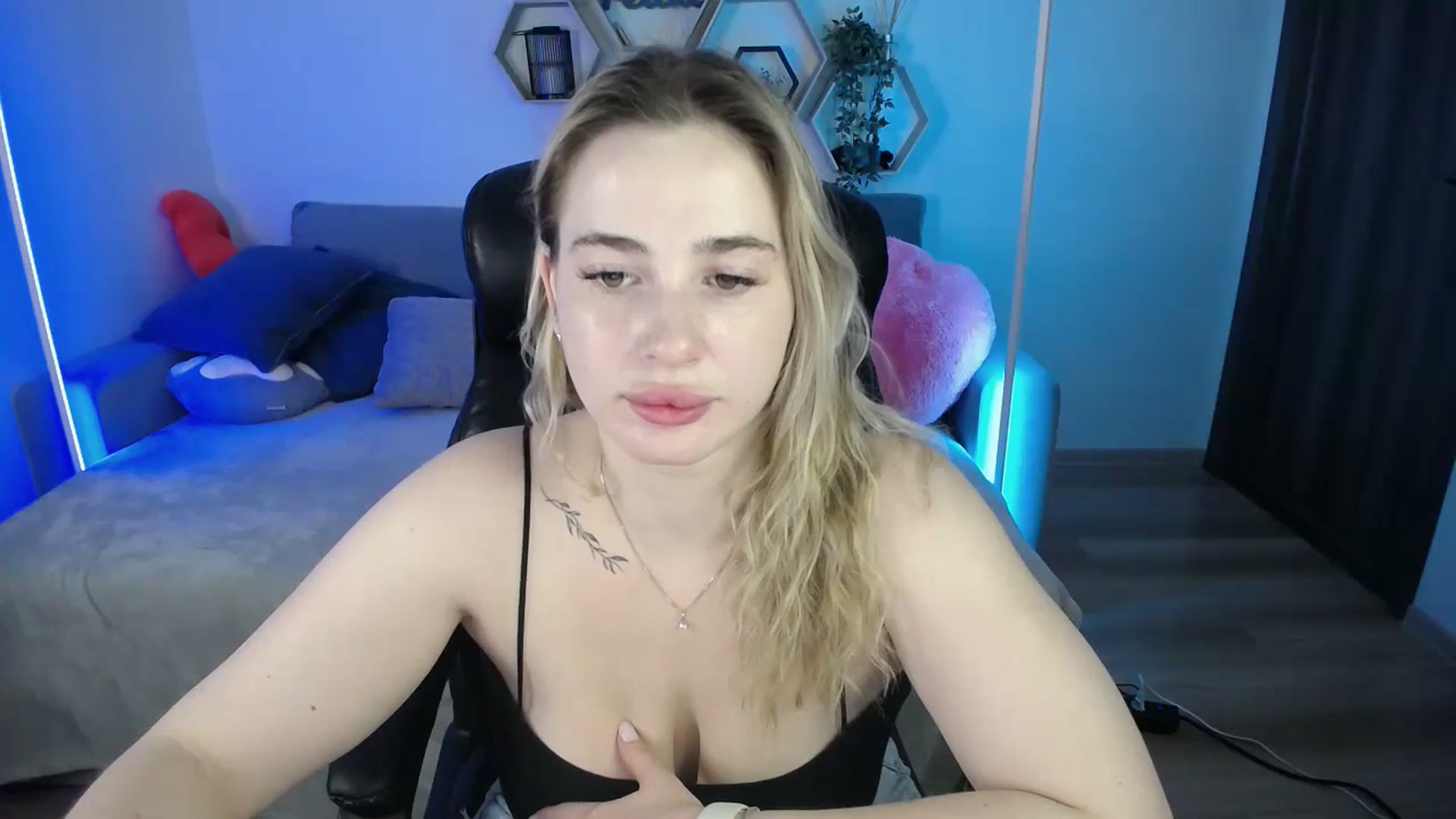 Gallery image thumbnail from SabrinaViolet's myfreecams stream on, 07/29/2025, 09:42 image 6 of 20
