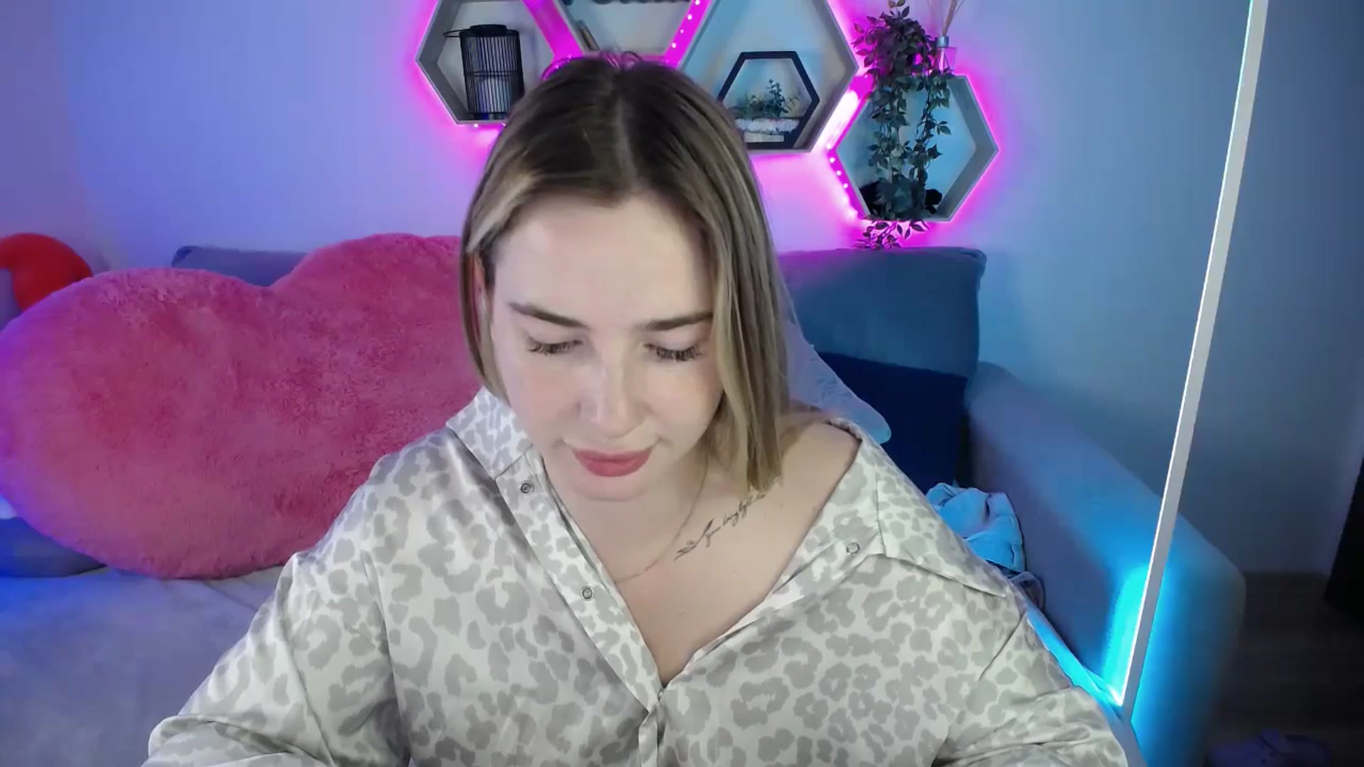 Gallery image thumbnail from SabrinaViolet's myfreecams stream on, 08/08/2025, 10:15 image 6 of 20