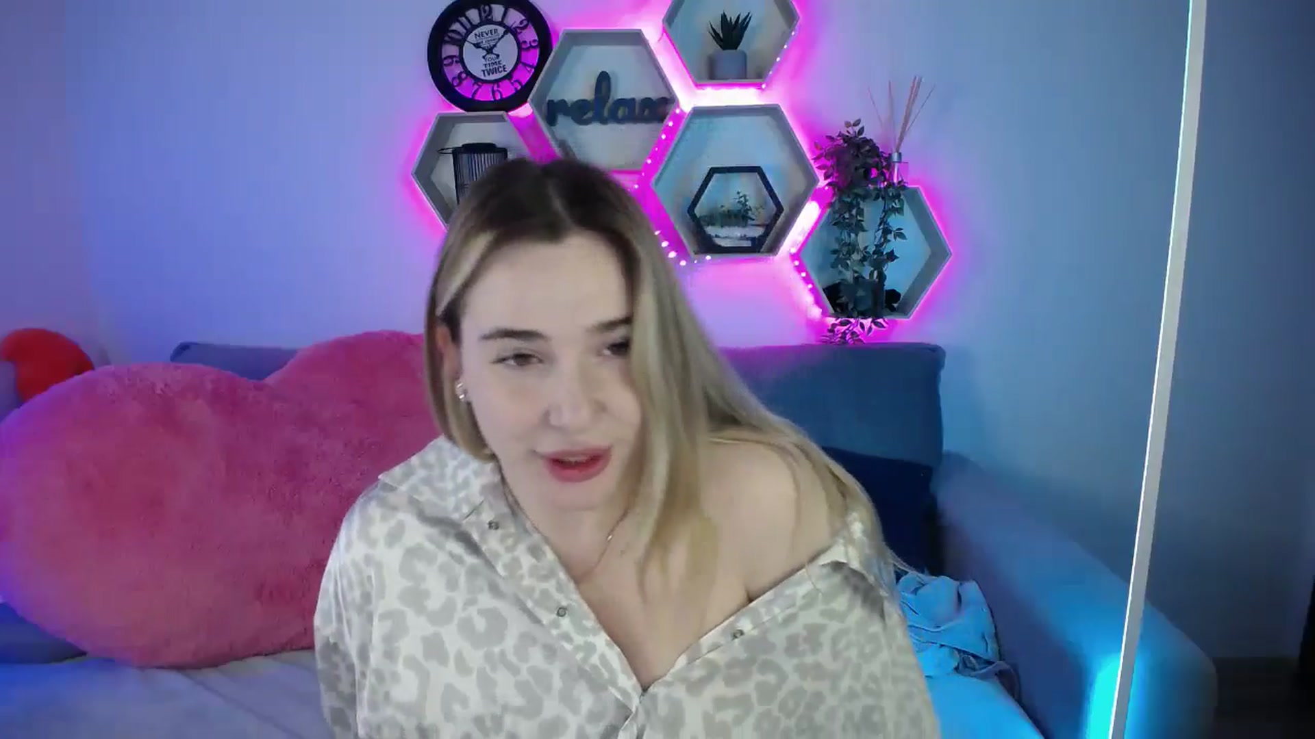 Gallery image thumbnail from SabrinaViolet's myfreecams stream on, 08/08/2025, 10:15 image 2 of 20