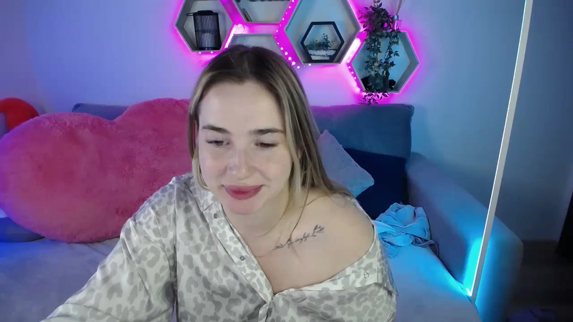 Gallery image thumbnail from SabrinaViolet's myfreecams stream on, 08/08/2025, 10:15 image 3 of 20