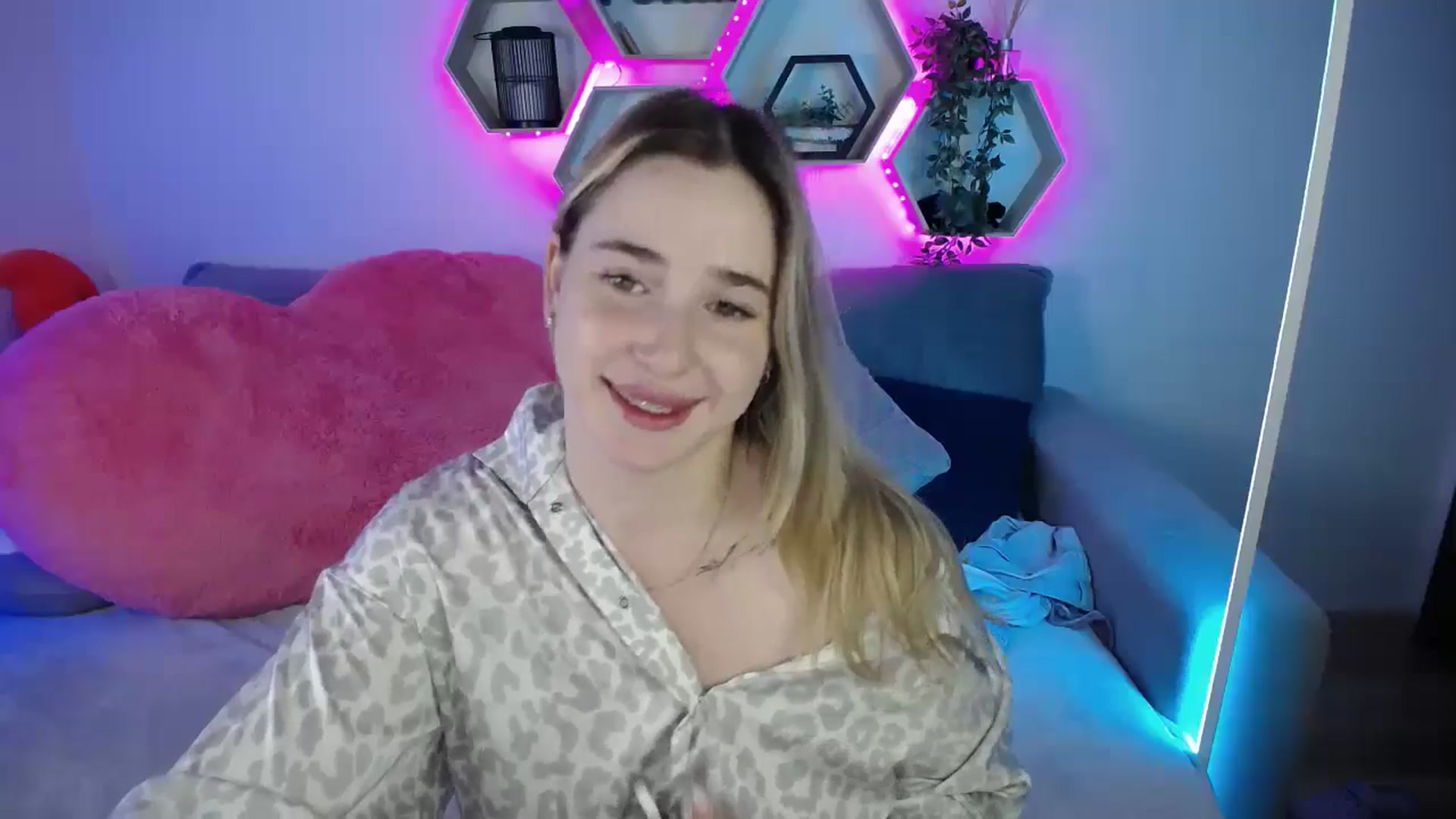 Gallery image thumbnail from SabrinaViolet's myfreecams stream on, 08/08/2025, 10:15 image 4 of 20