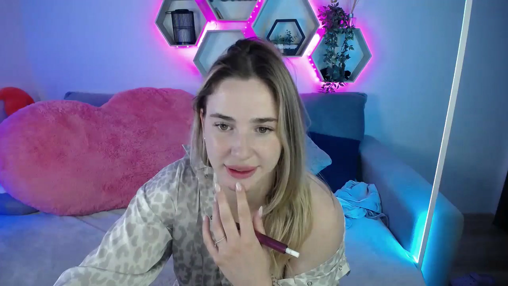 Gallery image thumbnail from SabrinaViolet's myfreecams stream on, 08/08/2025, 10:15 image 8 of 20