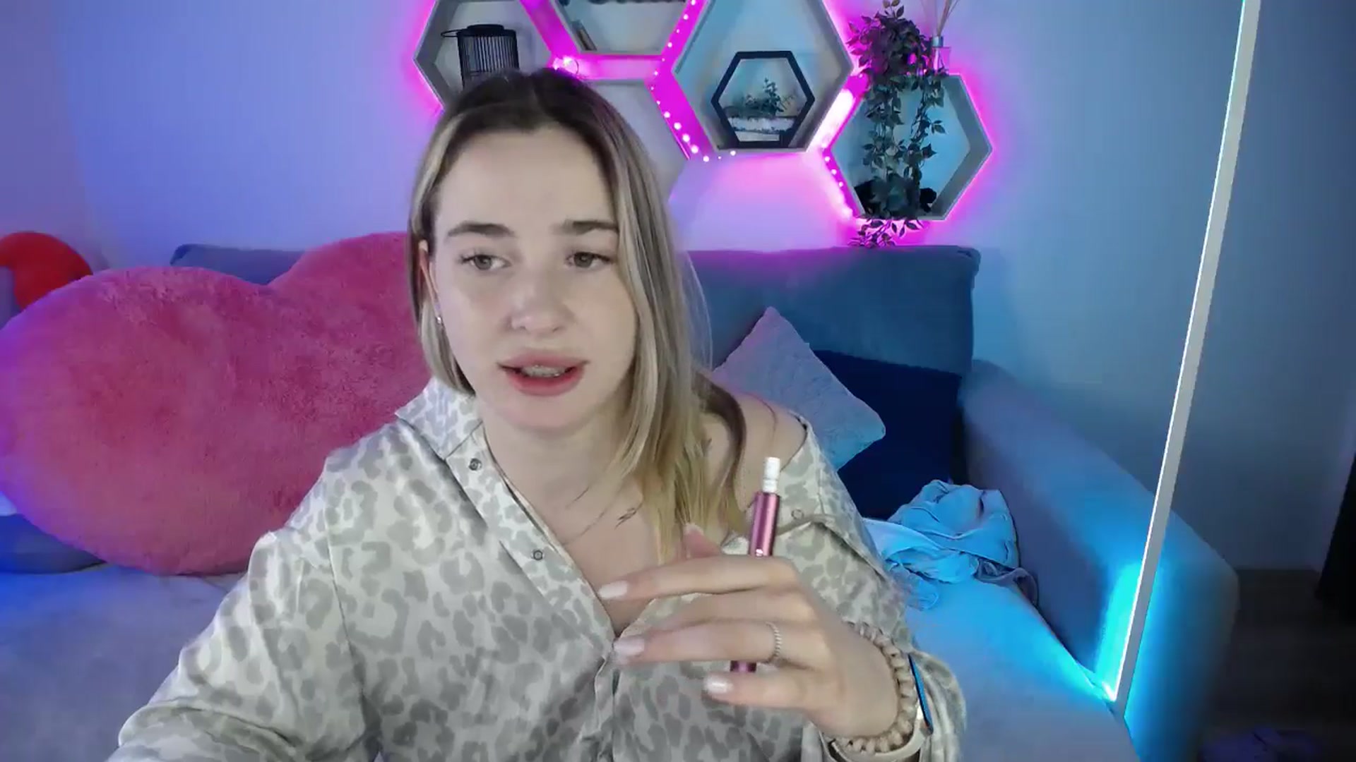 Gallery image thumbnail from SabrinaViolet's myfreecams stream on, 08/08/2025, 10:15 image 5 of 20