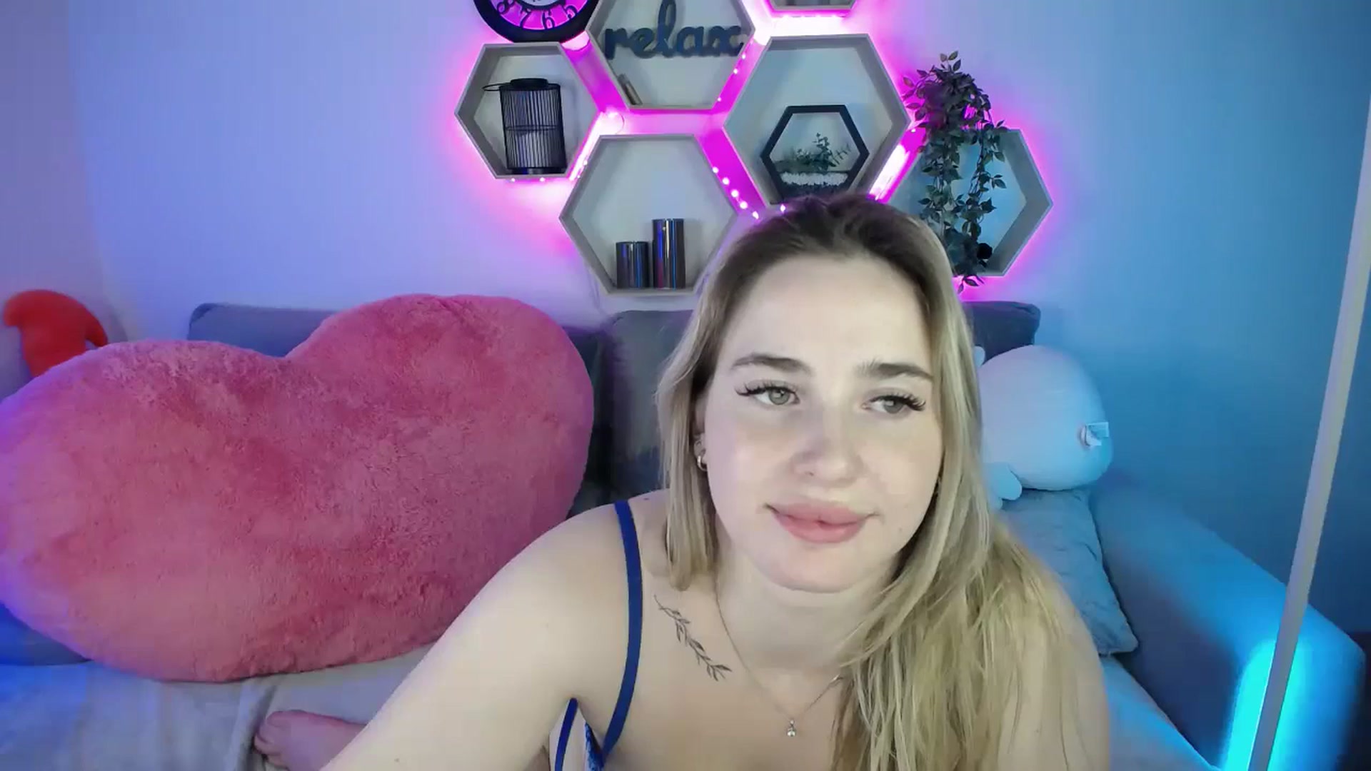 Gallery image thumbnail from SabrinaViolet's myfreecams stream on, 08/10/2025, 12:01 image 16 of 20