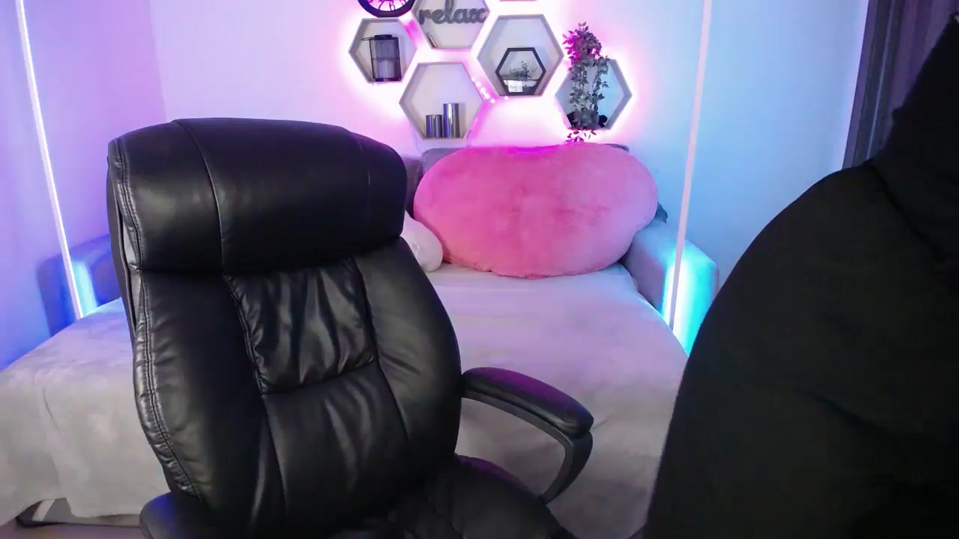 Gallery image thumbnail from SabrinaViolet's myfreecams stream on, 08/11/2025, 11:35 image 4 of 20