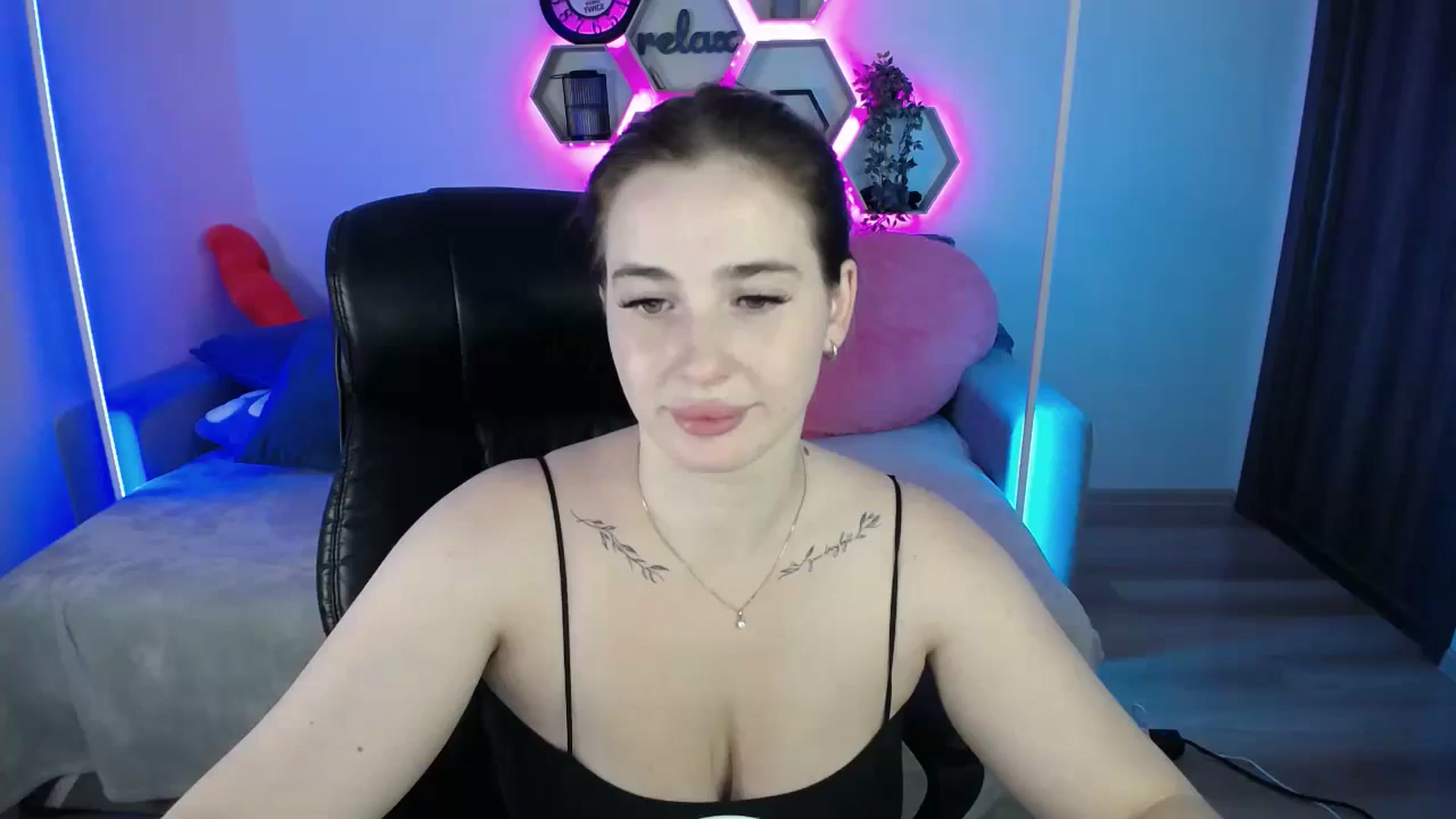 Gallery image thumbnail from SabrinaViolet's myfreecams stream on, 08/11/2025, 12:12 image 1 of 20