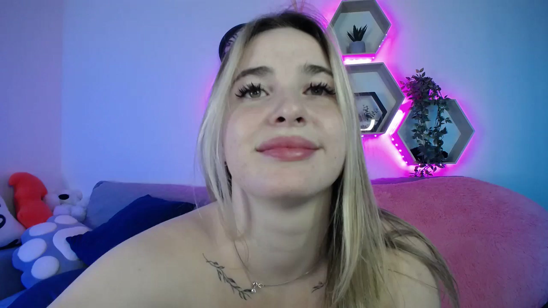 Gallery image thumbnail from SabrinaViolet's myfreecams stream on, 08/12/2025, 13:29 image 10 of 20