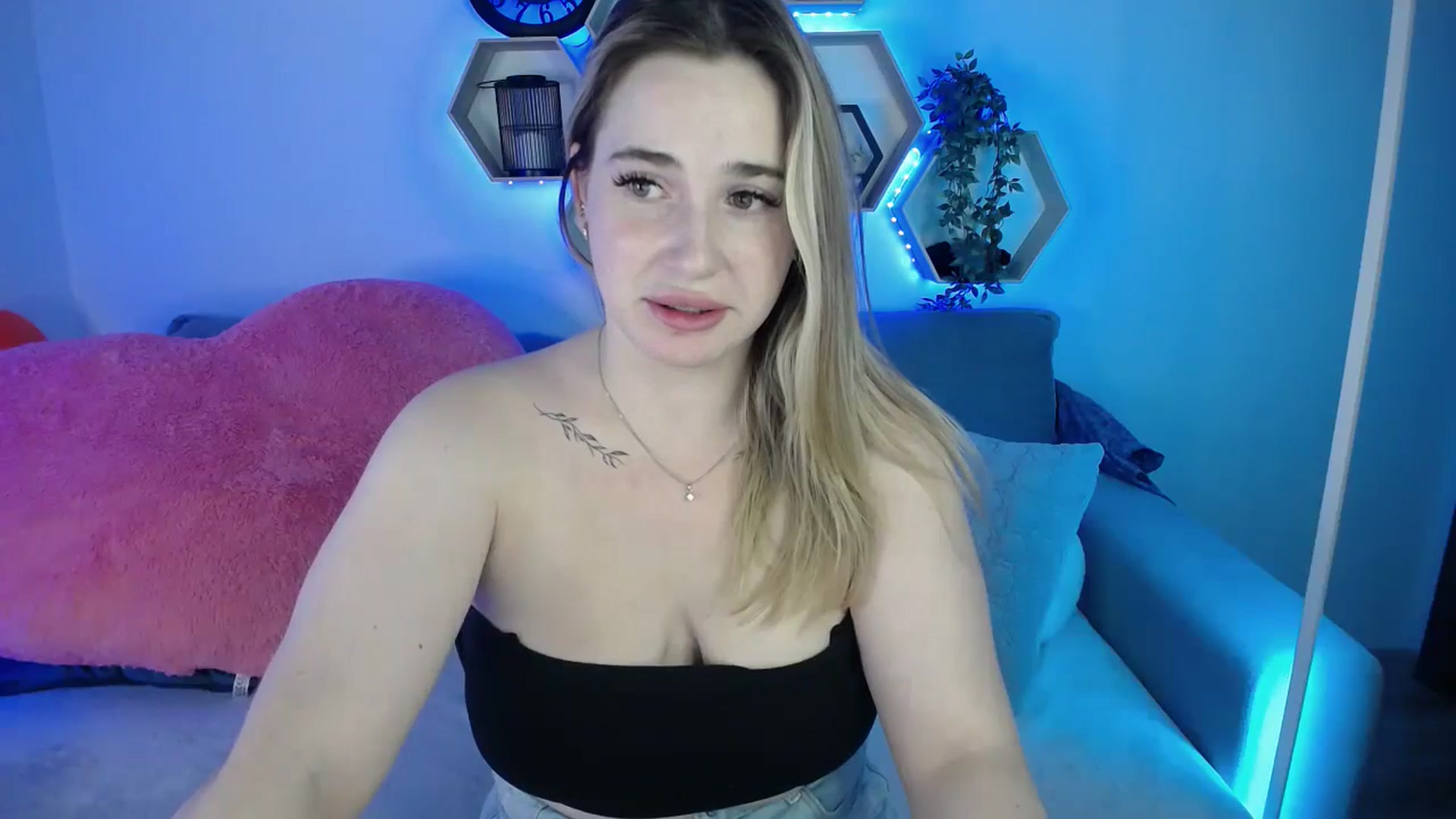 Gallery image thumbnail from SabrinaViolet's myfreecams stream on, 08/13/2025, 10:53 image 17 of 20