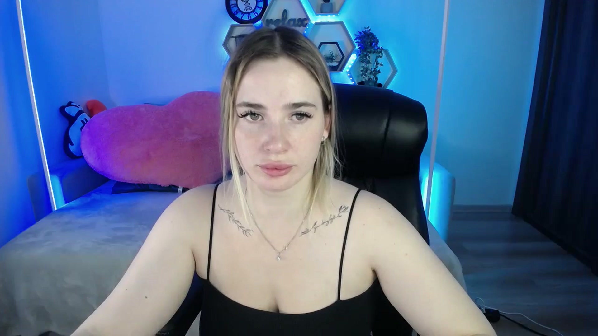 Gallery image thumbnail from SabrinaViolet's myfreecams stream on, 08/13/2025, 10:53 image 3 of 20