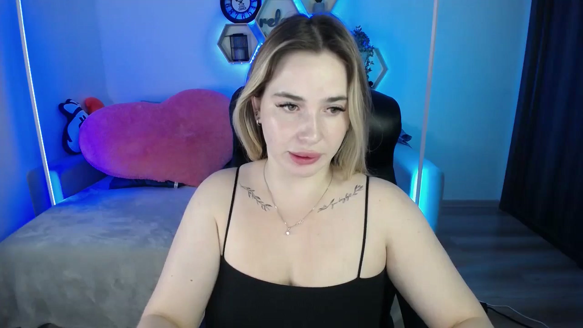 Gallery image thumbnail from SabrinaViolet's myfreecams stream on, 08/13/2025, 10:53 image 8 of 20