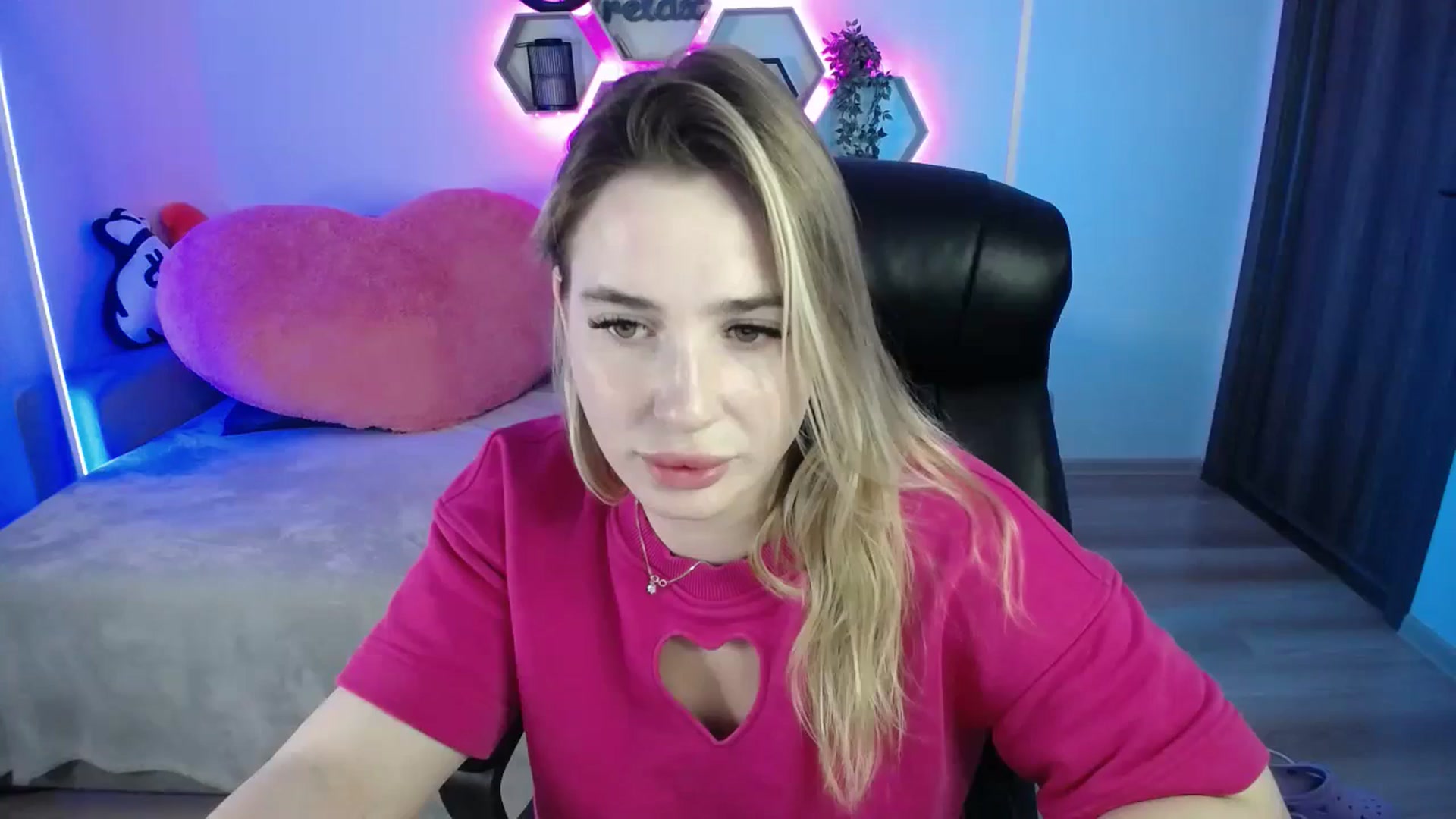 Gallery image thumbnail from SabrinaViolet's myfreecams stream on, 08/15/2025, 09:01 image 16 of 20
