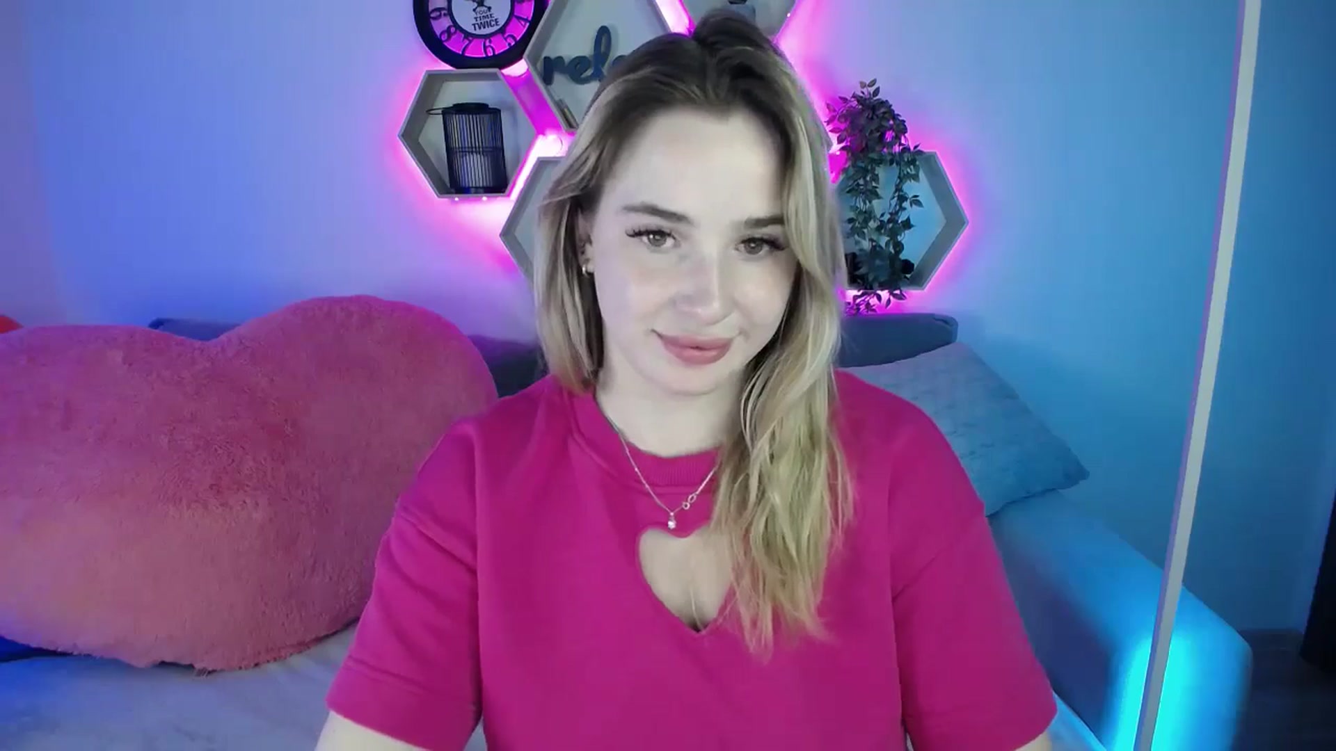 Gallery image thumbnail from SabrinaViolet's myfreecams stream on, 08/15/2025, 10:01 image 11 of 20