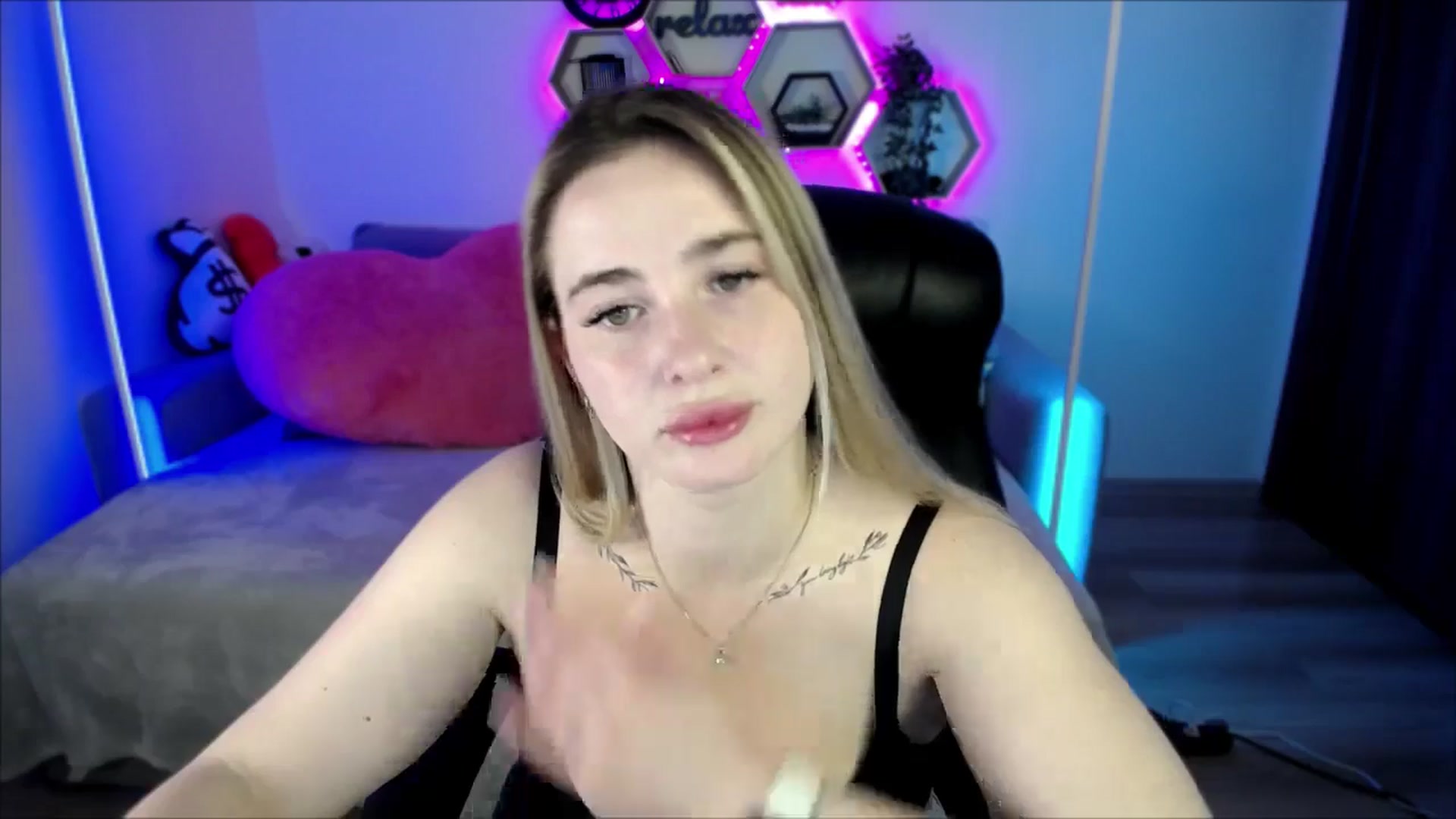 Gallery image thumbnail from SabrinaViolet's myfreecams stream on, 08/18/2025, 08:46 image 16 of 20