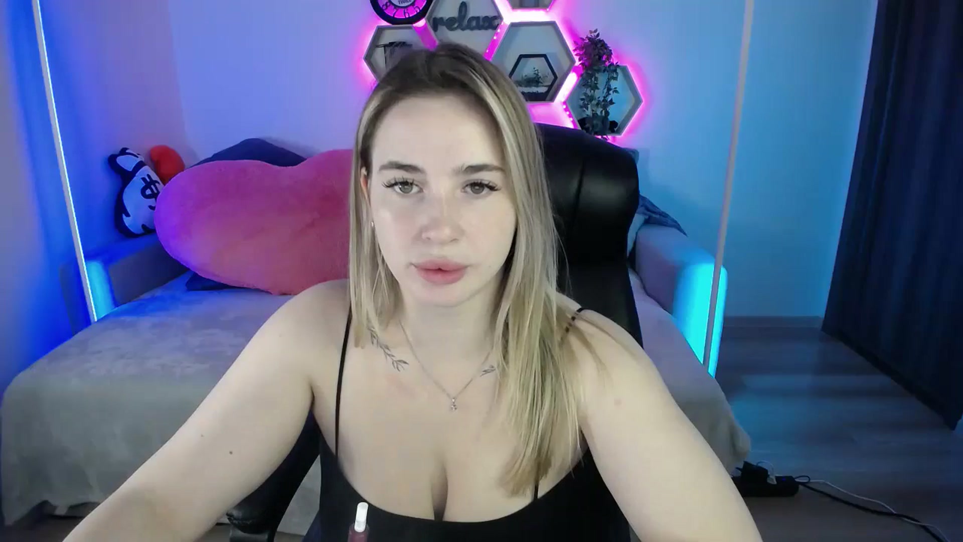 Gallery image thumbnail from SabrinaViolet's myfreecams stream on, 08/20/2025, 09:38 image 6 of 20