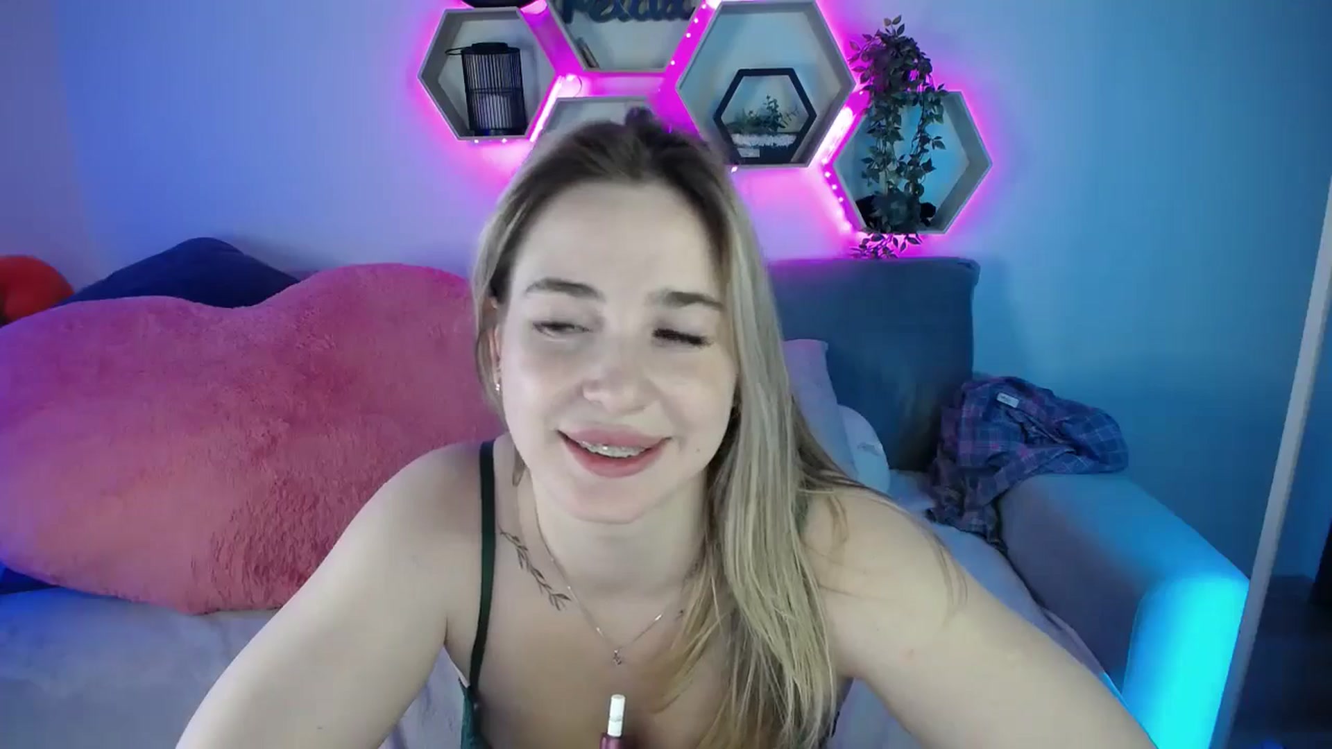 Gallery image thumbnail from SabrinaViolet's myfreecams stream on, 08/20/2025, 13:35 image 8 of 20