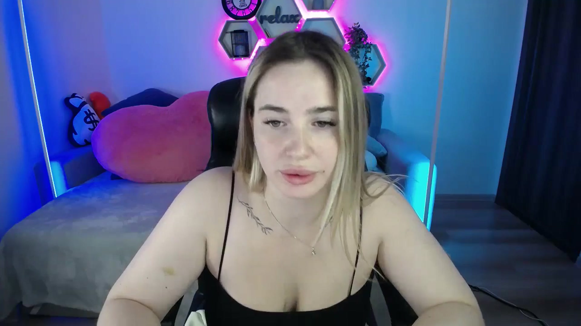 Gallery image thumbnail from SabrinaViolet's myfreecams stream on, 08/24/2025, 09:15 image 4 of 20