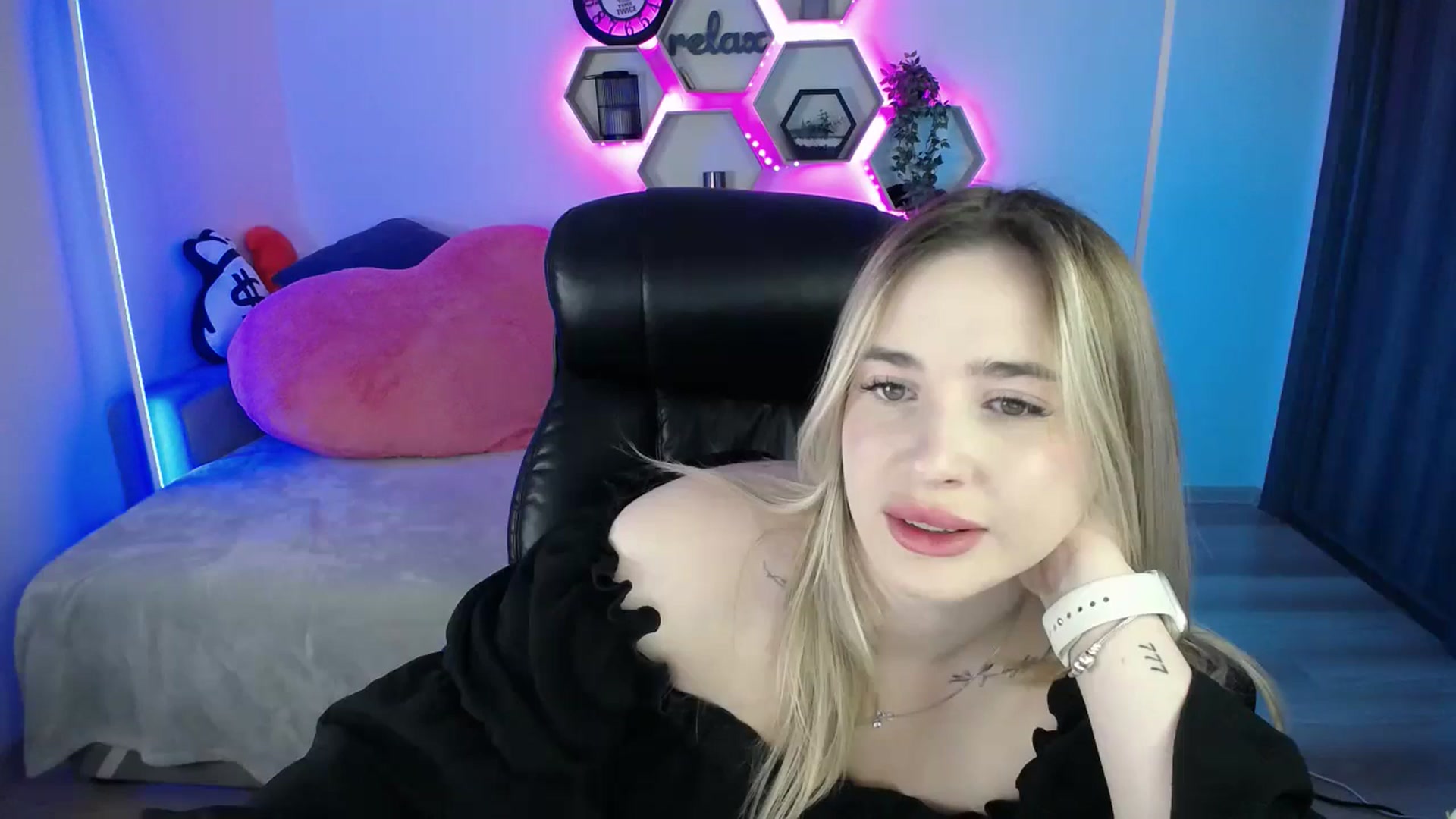 Gallery image thumbnail from SabrinaViolet's myfreecams stream on, 08/26/2025, 10:22 image 13 of 20