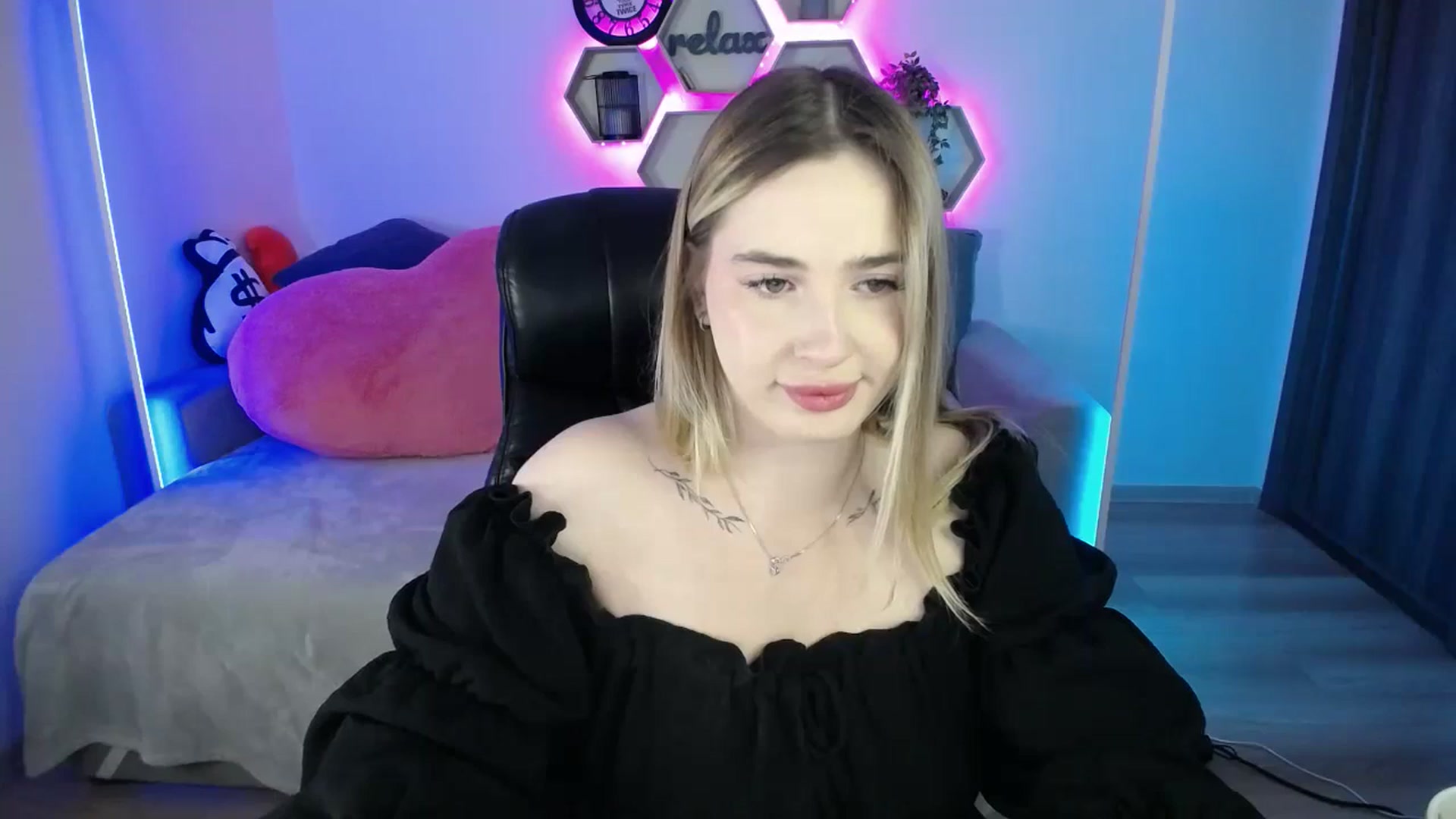 Gallery image thumbnail from SabrinaViolet's myfreecams stream on, 08/26/2025, 10:22 image 17 of 20