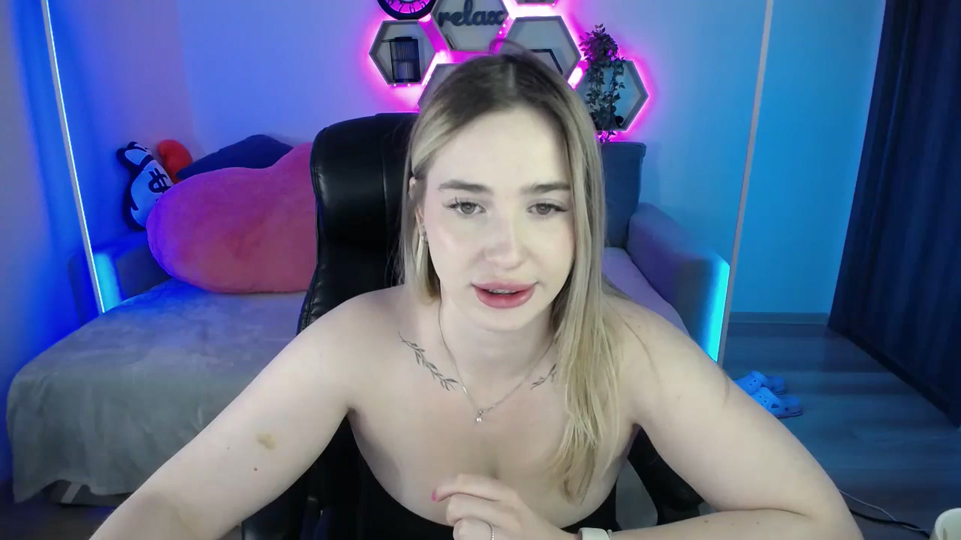 Gallery image thumbnail from SabrinaViolet's myfreecams stream on, 08/26/2025, 12:14 image 7 of 20