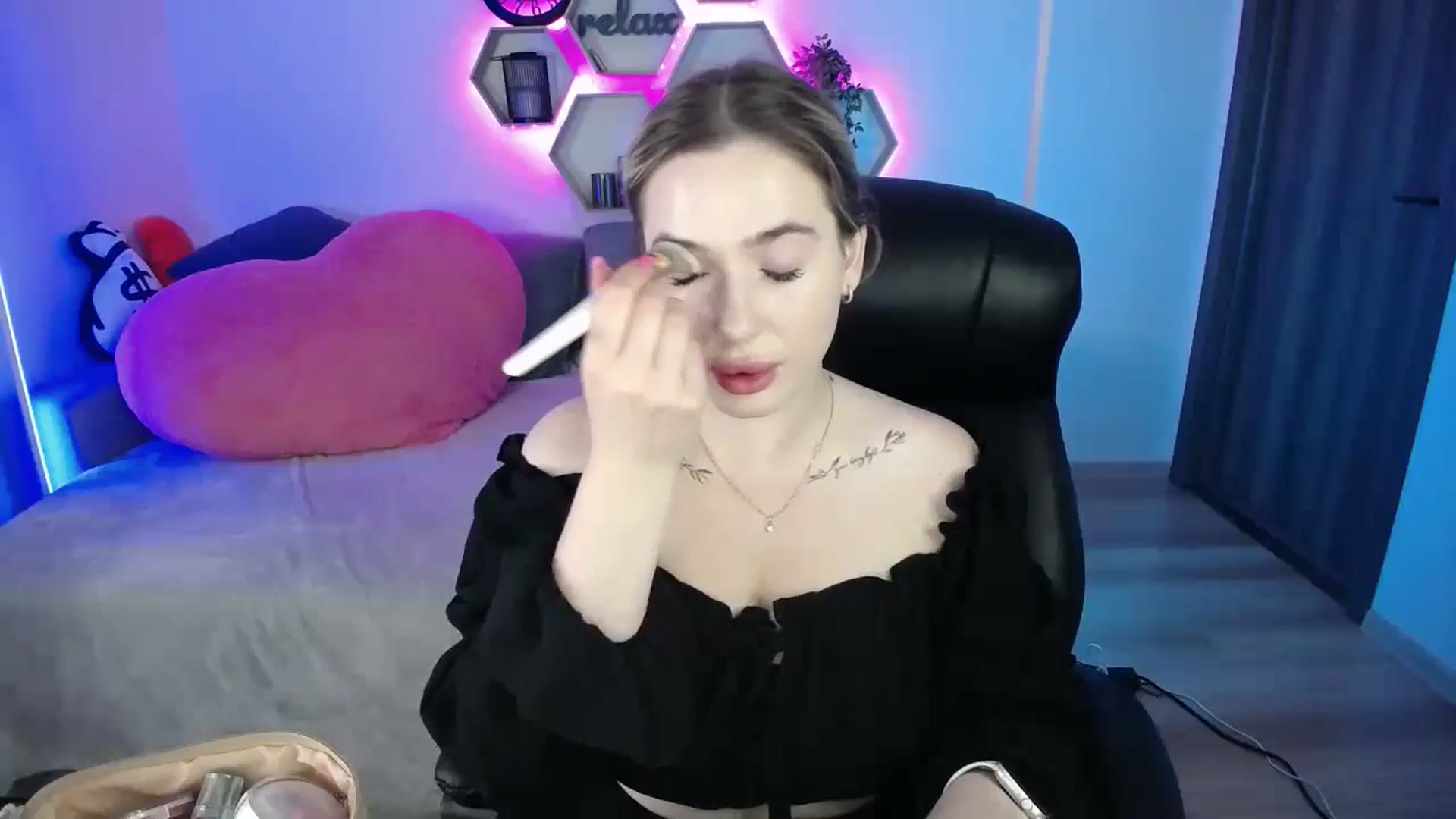 Gallery image thumbnail from SabrinaViolet's myfreecams stream on, 08/27/2025, 09:47 image 2 of 20