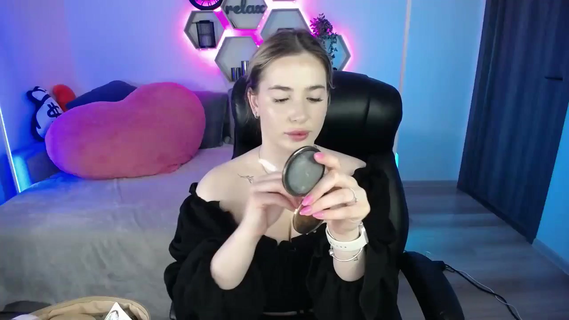 Gallery image thumbnail from SabrinaViolet's myfreecams stream on, 08/27/2025, 09:47 image 3 of 20