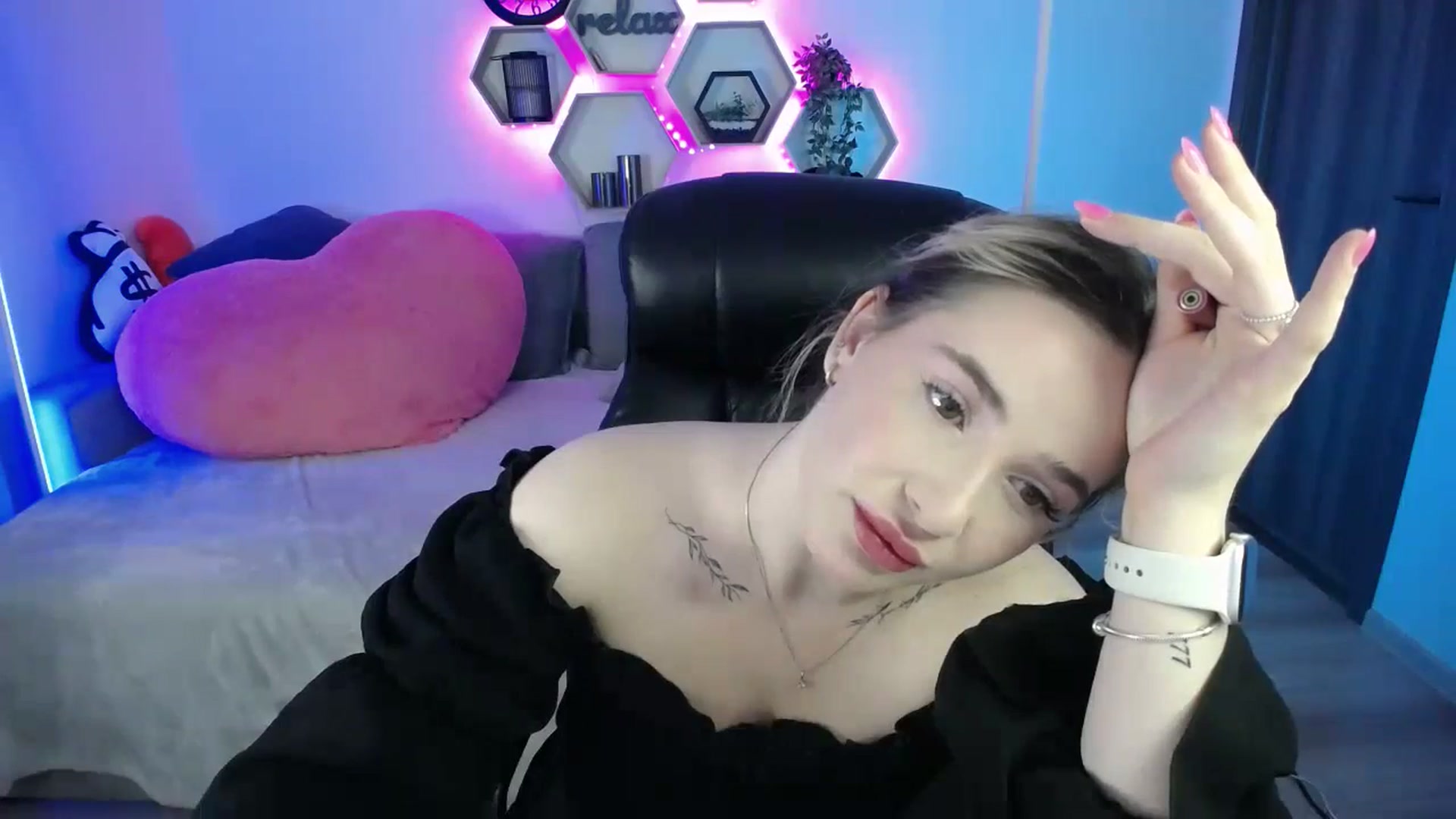 Gallery image thumbnail from SabrinaViolet's myfreecams stream on, 08/27/2025, 09:47 image 6 of 20