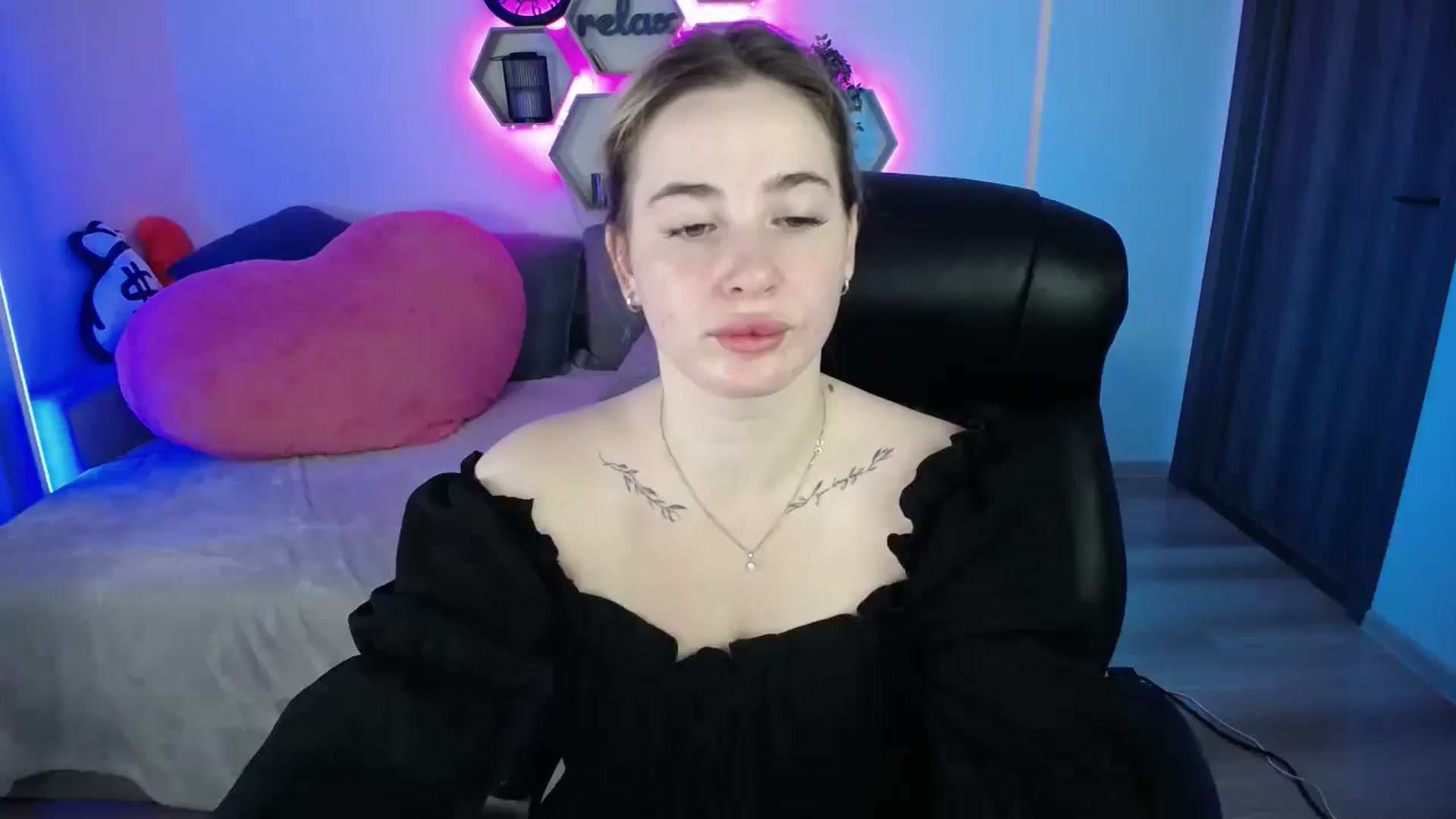 Gallery image thumbnail from SabrinaViolet's myfreecams stream on, 08/27/2025, 09:47 image 1 of 20