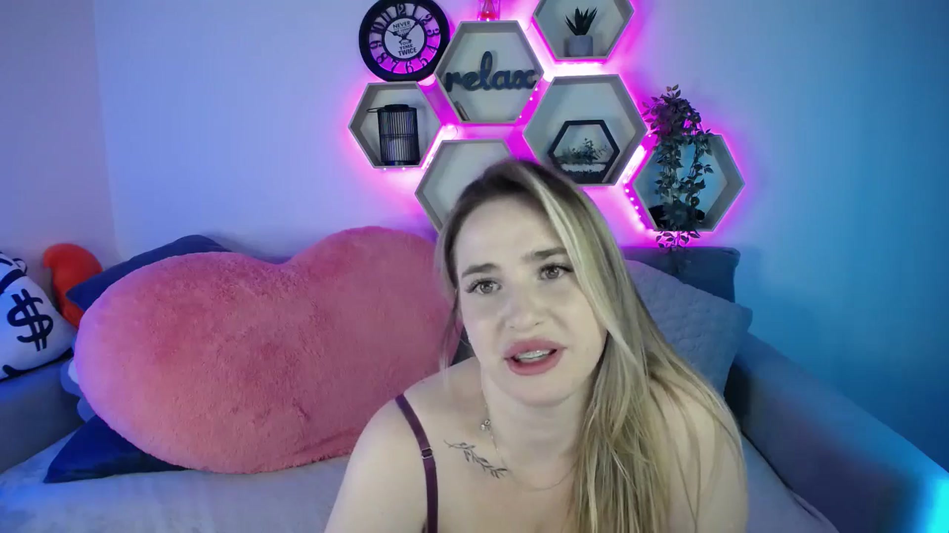 Gallery image thumbnail from SabrinaViolet's myfreecams stream on, 09/01/2025, 12:36 image 7 of 20