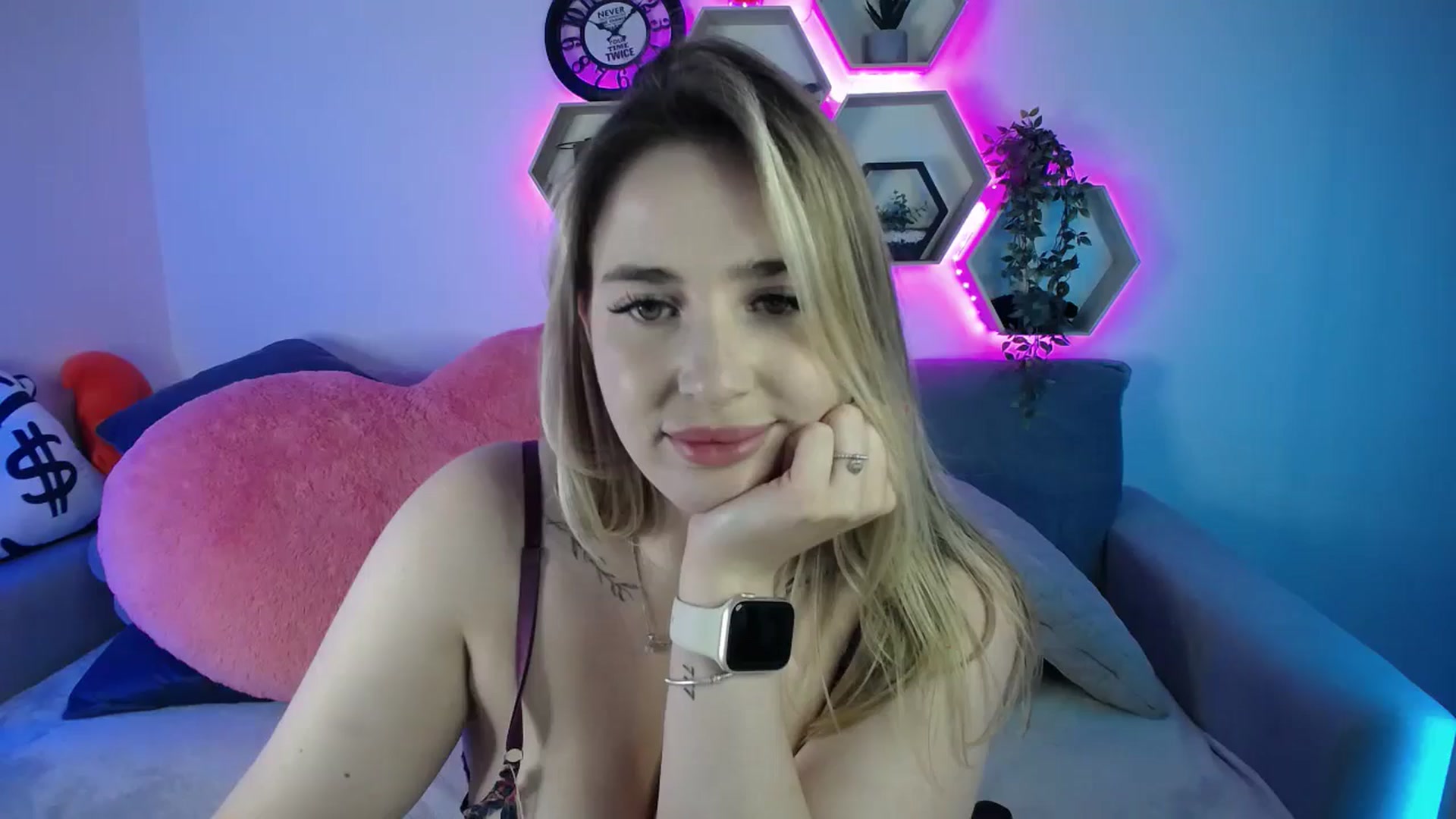 Gallery image thumbnail from SabrinaViolet's myfreecams stream on, 09/01/2025, 14:00 image 4 of 20