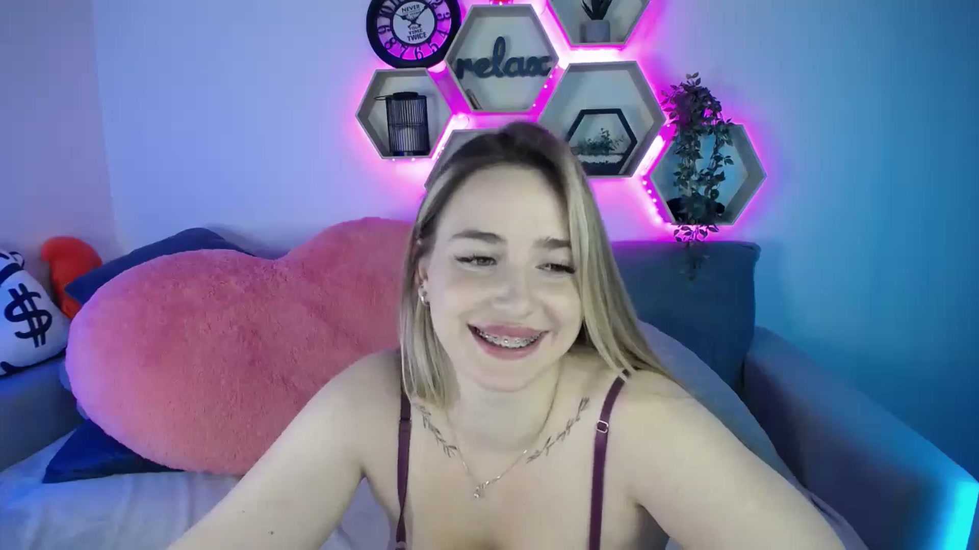 Gallery image thumbnail from SabrinaViolet's myfreecams stream on, 09/01/2025, 14:00 image 16 of 20