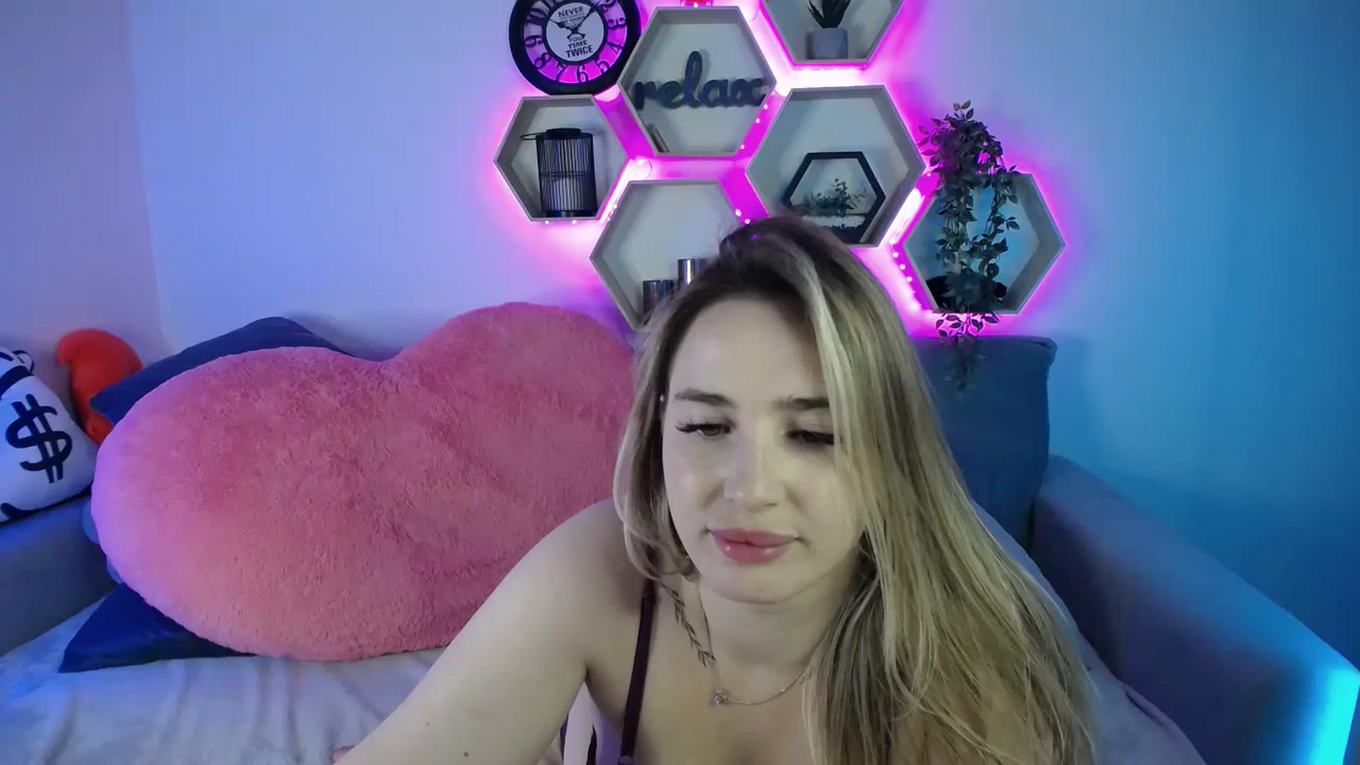 Gallery image thumbnail from SabrinaViolet's myfreecams stream on, 09/01/2025, 14:00 image 1 of 20