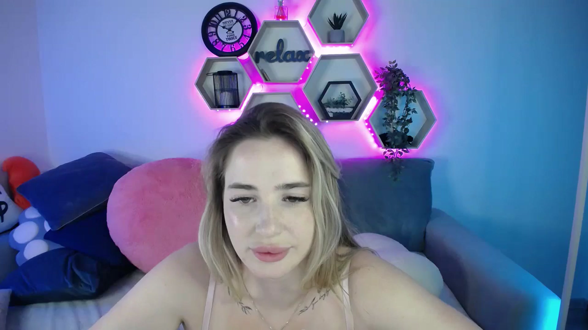 Gallery image thumbnail from SabrinaViolet's myfreecams stream on, 09/05/2025, 13:55 image 6 of 20