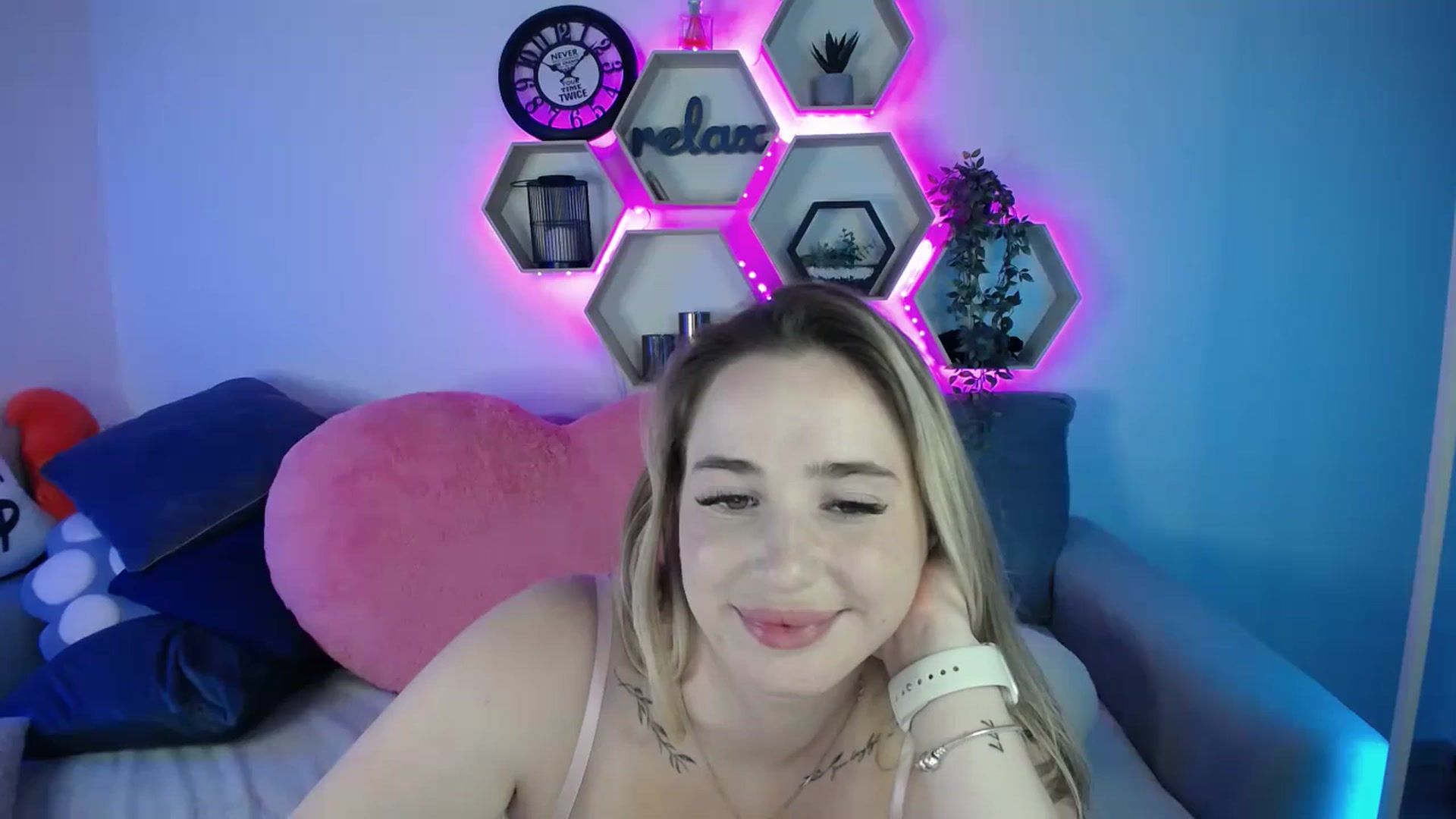 Gallery image thumbnail from SabrinaViolet's myfreecams stream on, 09/05/2025, 13:55 image 17 of 20