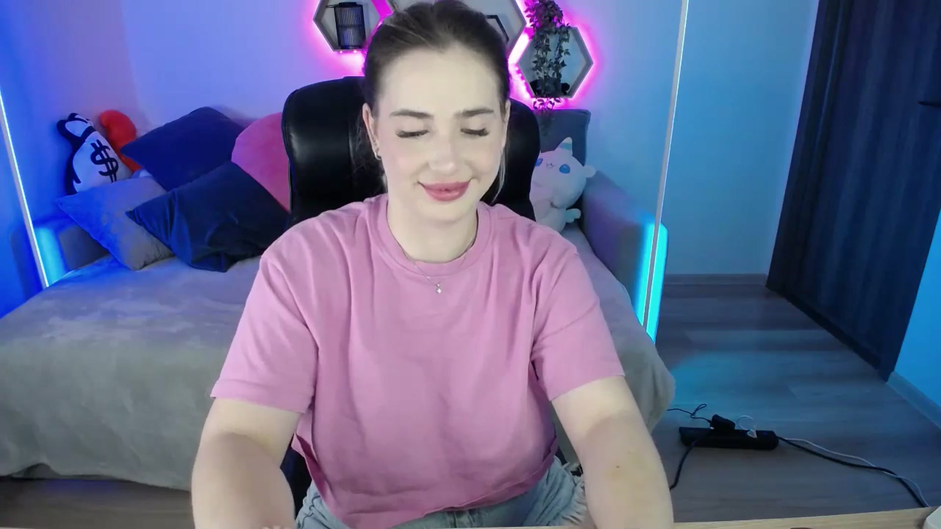 Gallery image thumbnail from SabrinaViolet's myfreecams stream on, 09/06/2025, 09:08 image 17 of 20