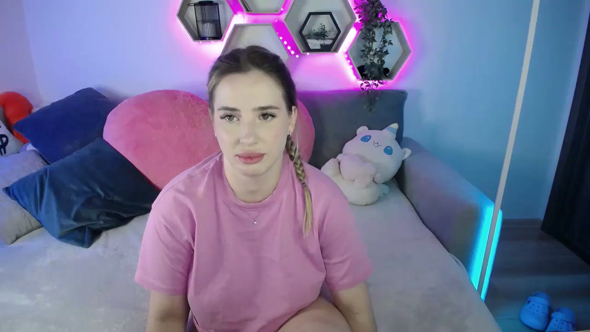 Gallery image thumbnail from SabrinaViolet's myfreecams stream on, 09/06/2025, 13:35 image 6 of 20