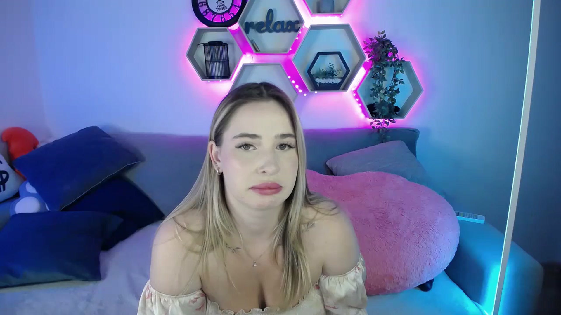 Gallery image thumbnail from SabrinaViolet's myfreecams stream on, 09/07/2025, 12:12 image 9 of 20