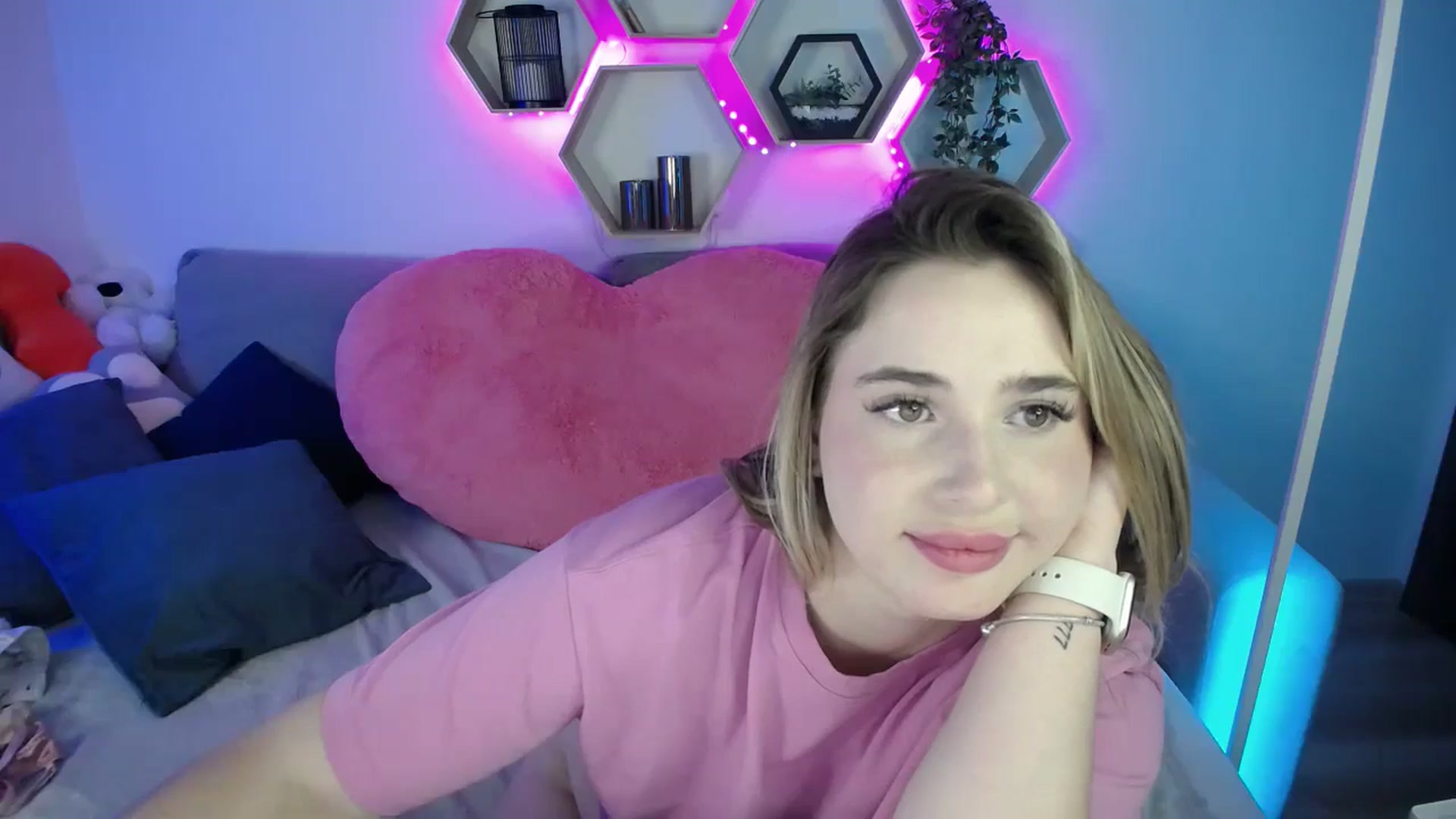 Gallery image thumbnail from SabrinaViolet's myfreecams stream on, 09/08/2025, 11:42 image 12 of 20