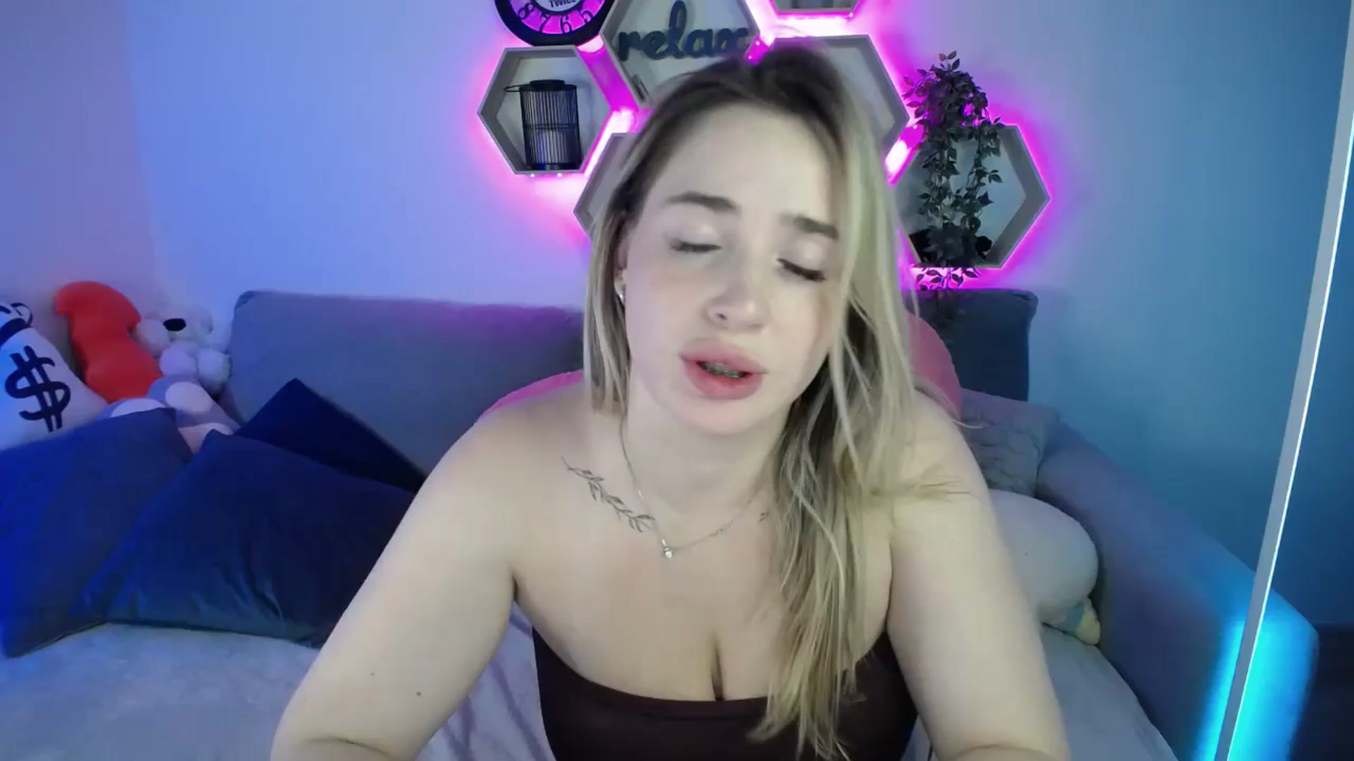 Gallery image thumbnail from SabrinaViolet's myfreecams stream on, 09/13/2025, 13:55 image 1 of 20