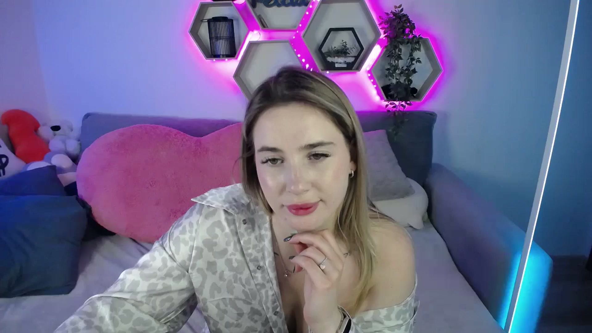 Gallery image thumbnail from SabrinaViolet's myfreecams stream on, 09/15/2025, 13:57 image 10 of 20