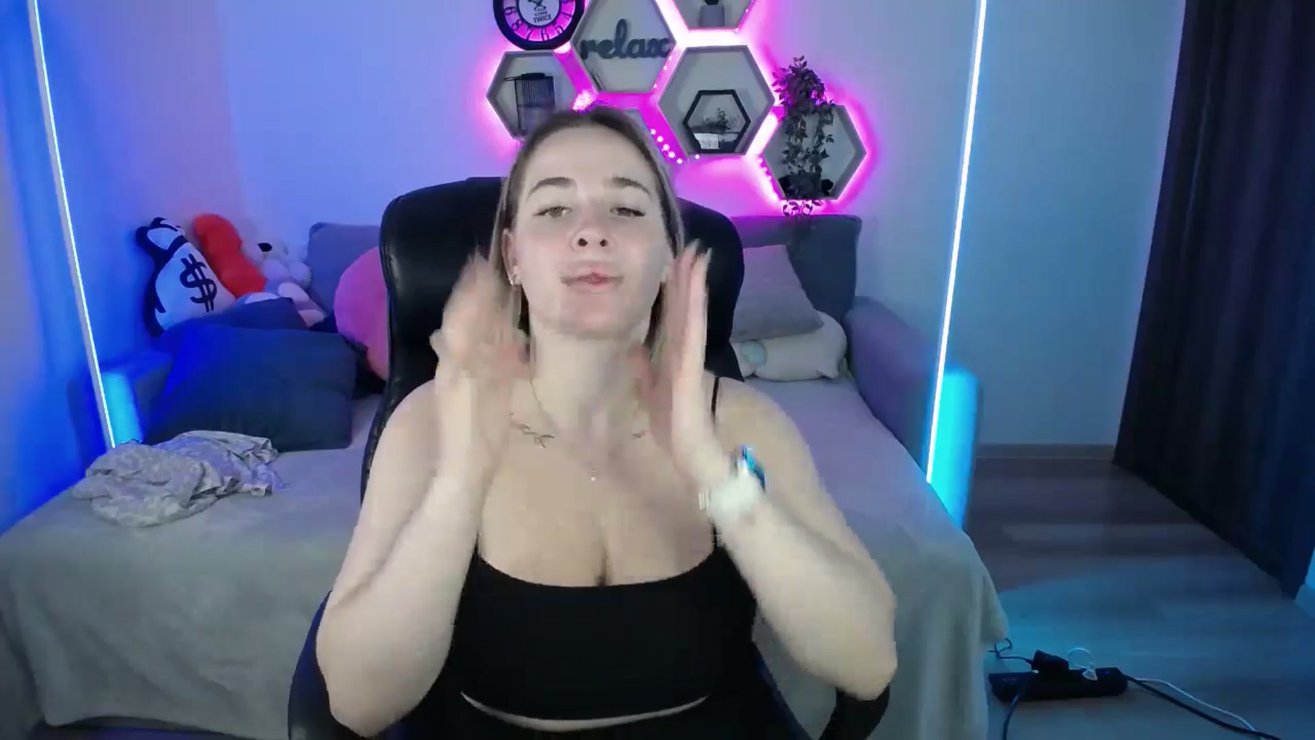 Gallery image thumbnail from SabrinaViolet's myfreecams stream on, 09/16/2025, 09:52 image 3 of 20