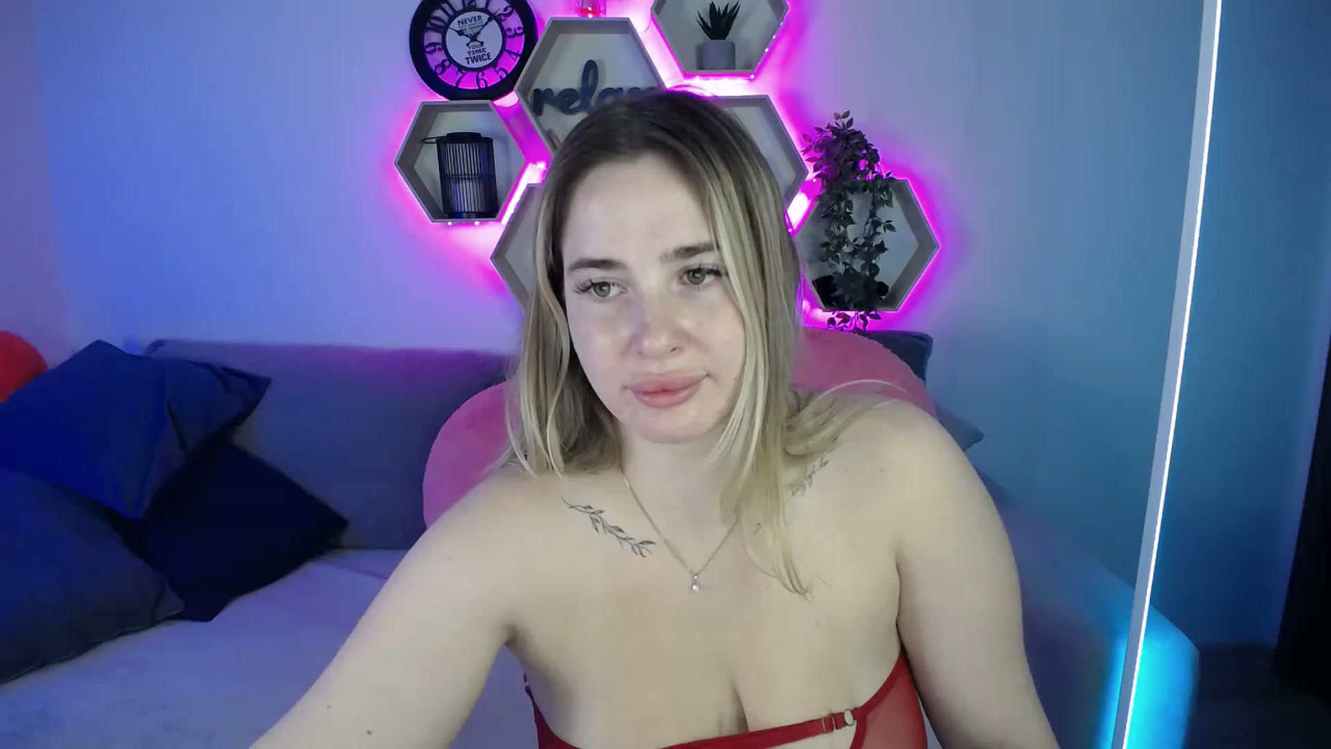 Gallery image thumbnail from SabrinaViolet's myfreecams stream on, 09/19/2025, 09:34 image 11 of 20