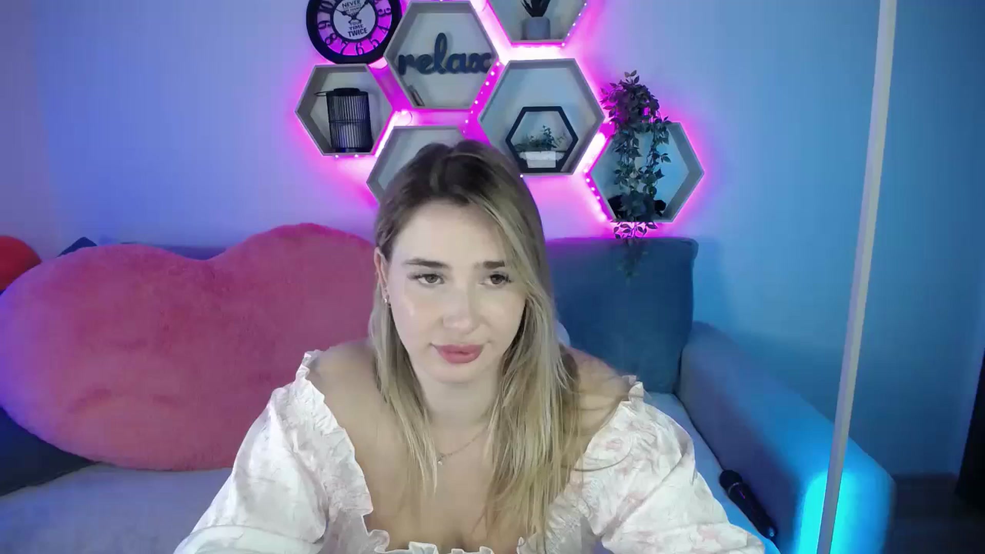 Gallery image thumbnail from SabrinaViolet's myfreecams stream on, 09/20/2025, 12:53 image 15 of 20