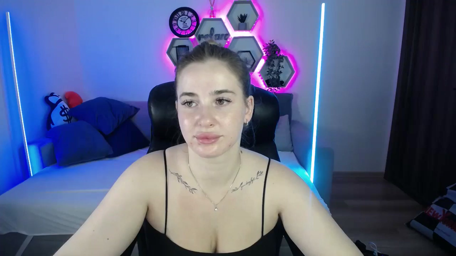 Gallery image thumbnail from SabrinaViolet's myfreecams stream on, 09/22/2025, 08:40 image 2 of 20