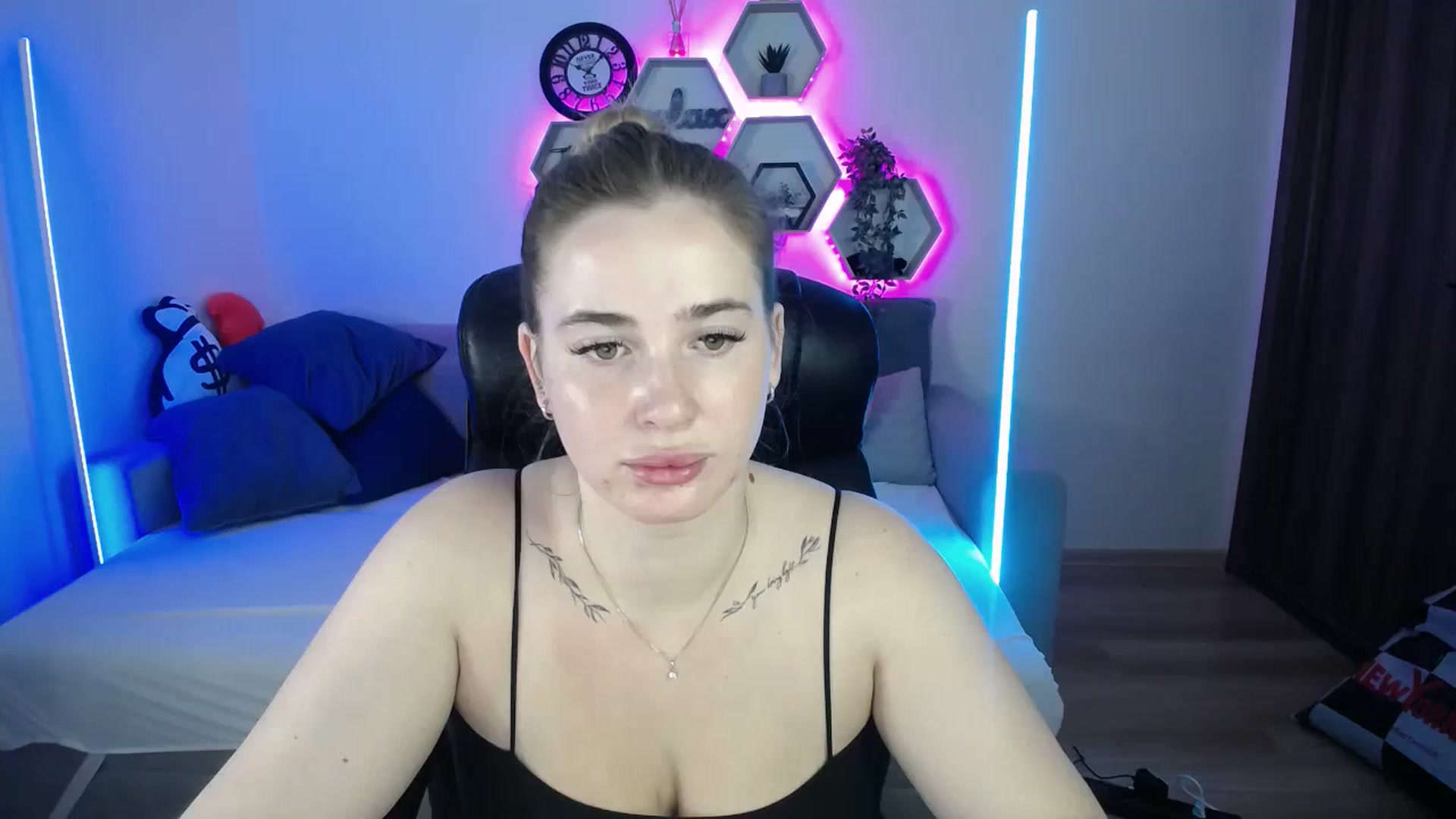 Gallery image thumbnail from SabrinaViolet's myfreecams stream on, 09/22/2025, 08:40 image 1 of 20