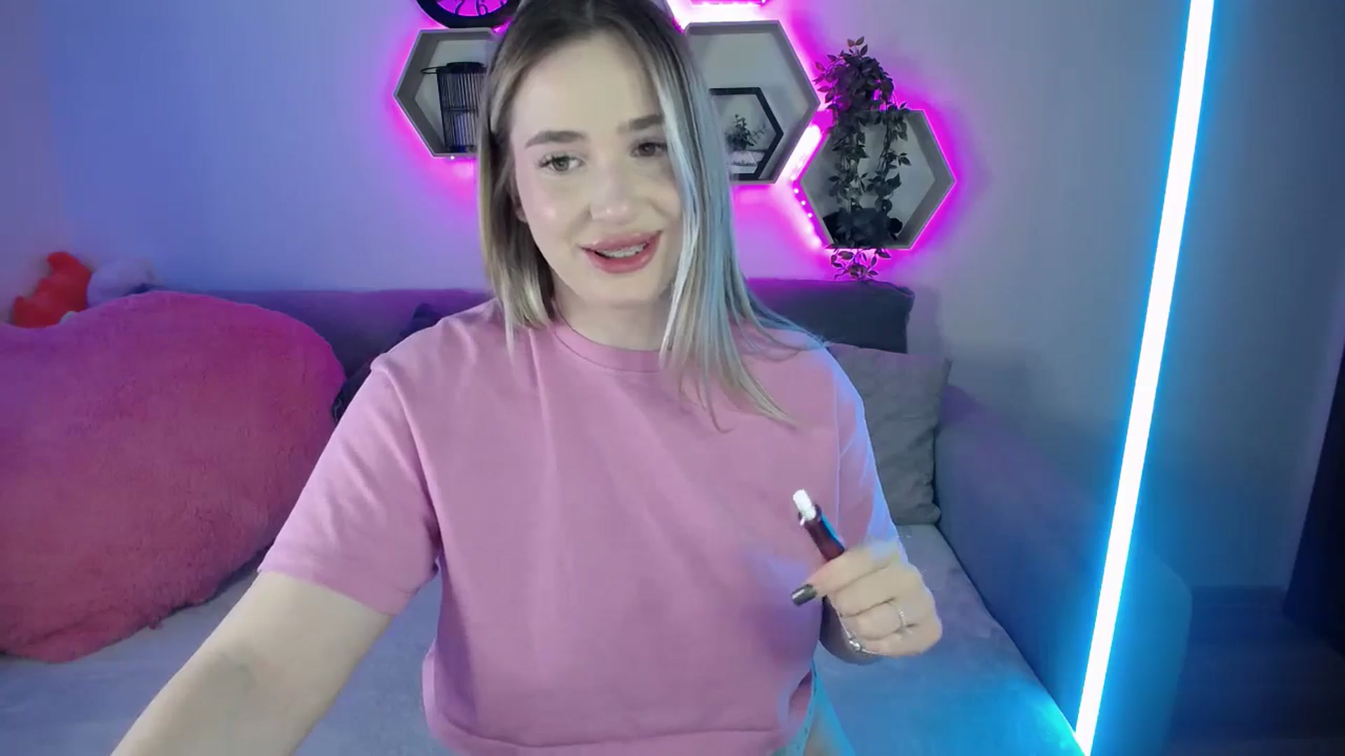 Gallery image thumbnail from SabrinaViolet's myfreecams stream on, 09/30/2025, 09:56 image 12 of 20