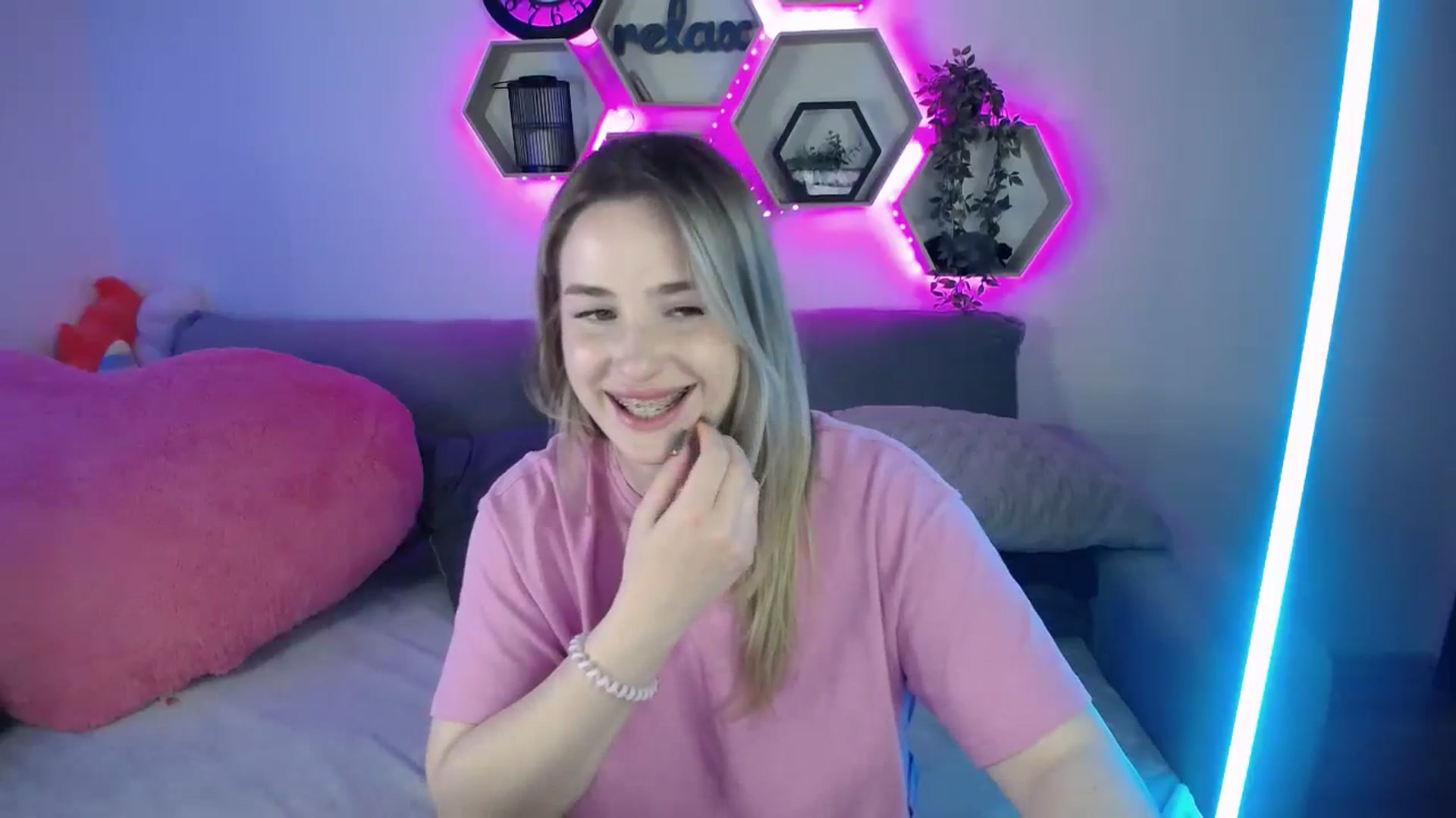 Gallery image thumbnail from SabrinaViolet's myfreecams stream on, 09/30/2025, 13:40 image 7 of 20