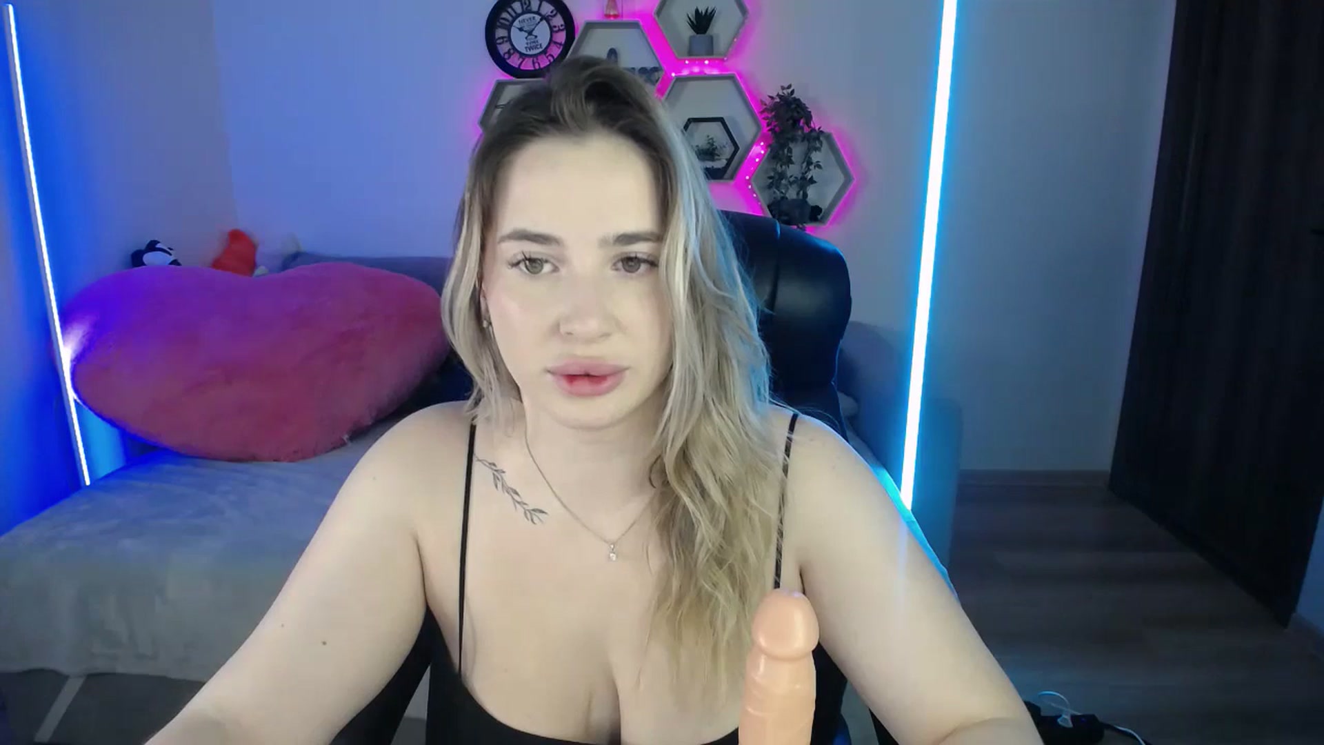 Gallery image thumbnail from SabrinaViolet's myfreecams stream on, 10/04/2025, 09:25 image 16 of 20